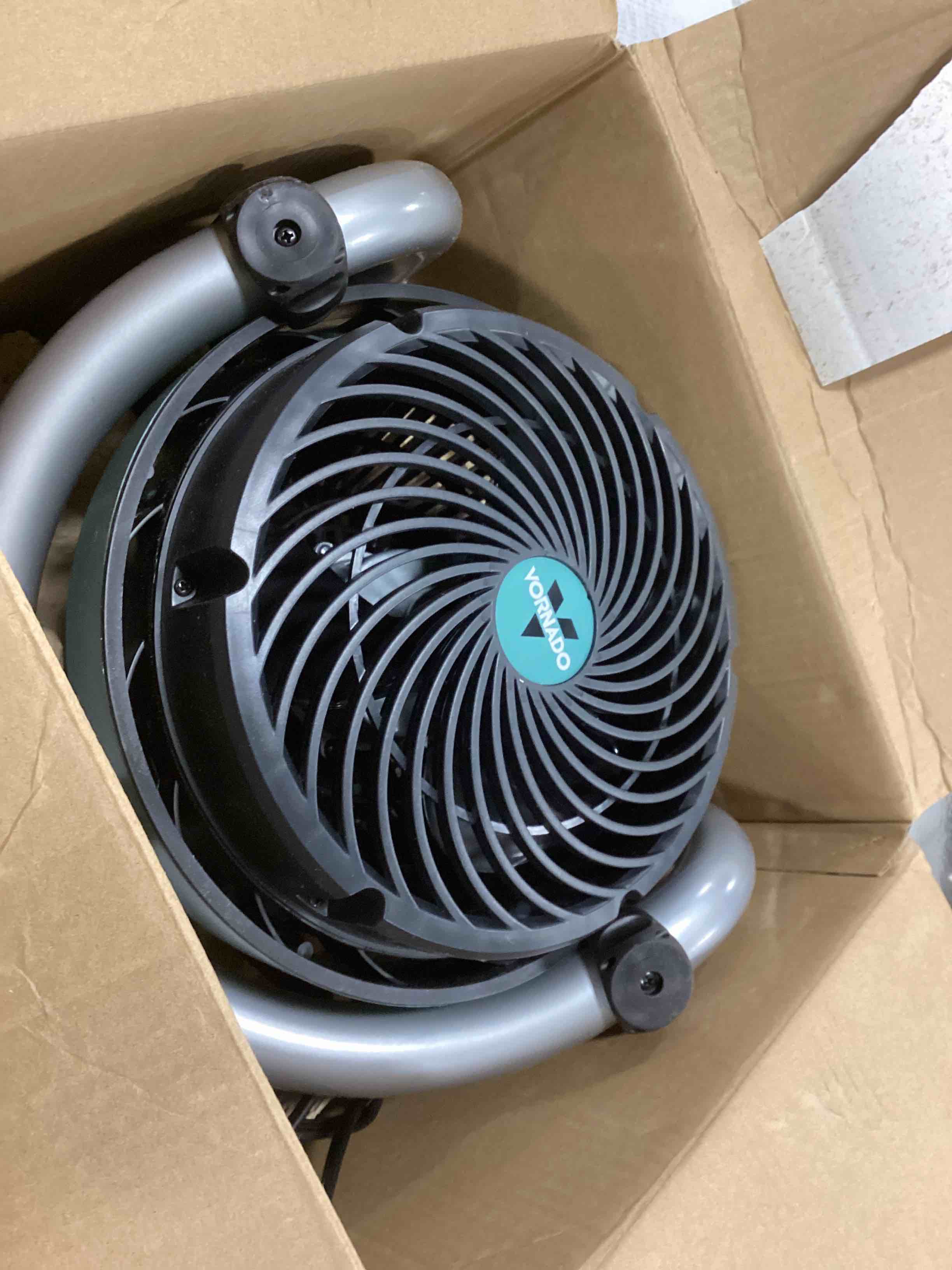 https://s3.amazonaws.com/lotting-images-prod/bidfta/ORG5898886_1703962549018.jpeg