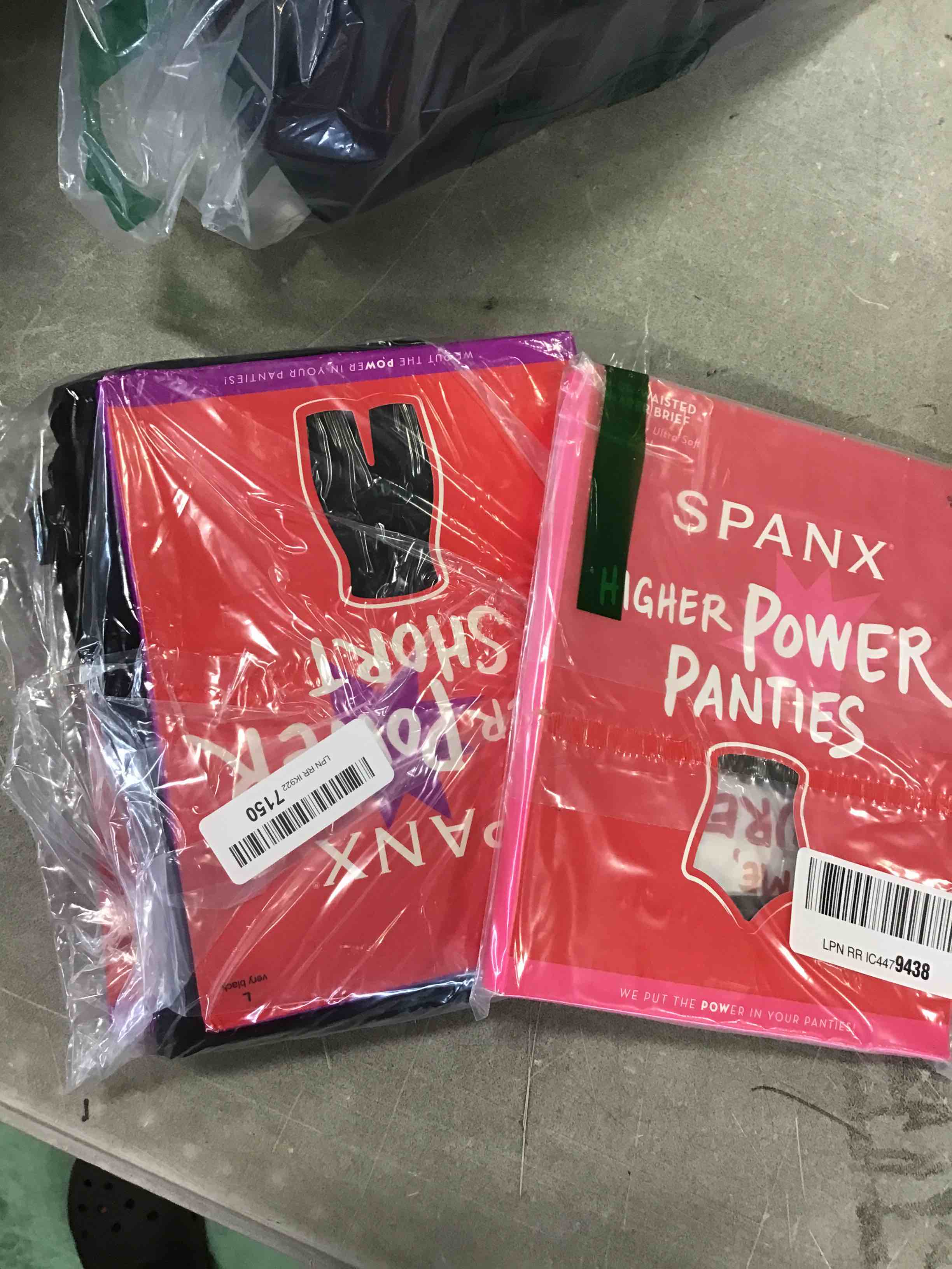 Assorted spanx comes in a pack of 4 they all come in different sizes and colors  