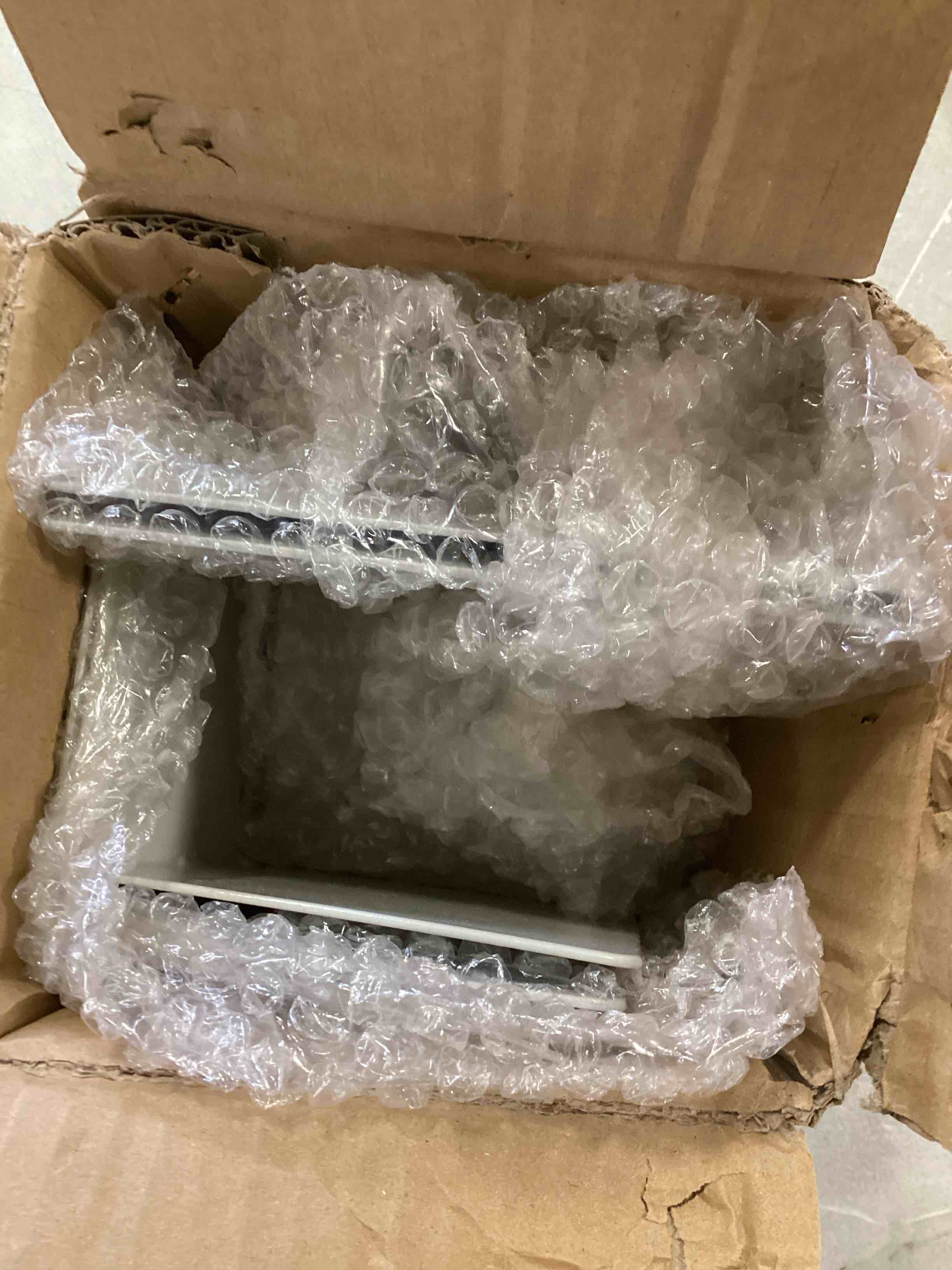 https://s3.amazonaws.com/lotting-images-prod/bidfta/ORG5995760_1711552744822.jpeg