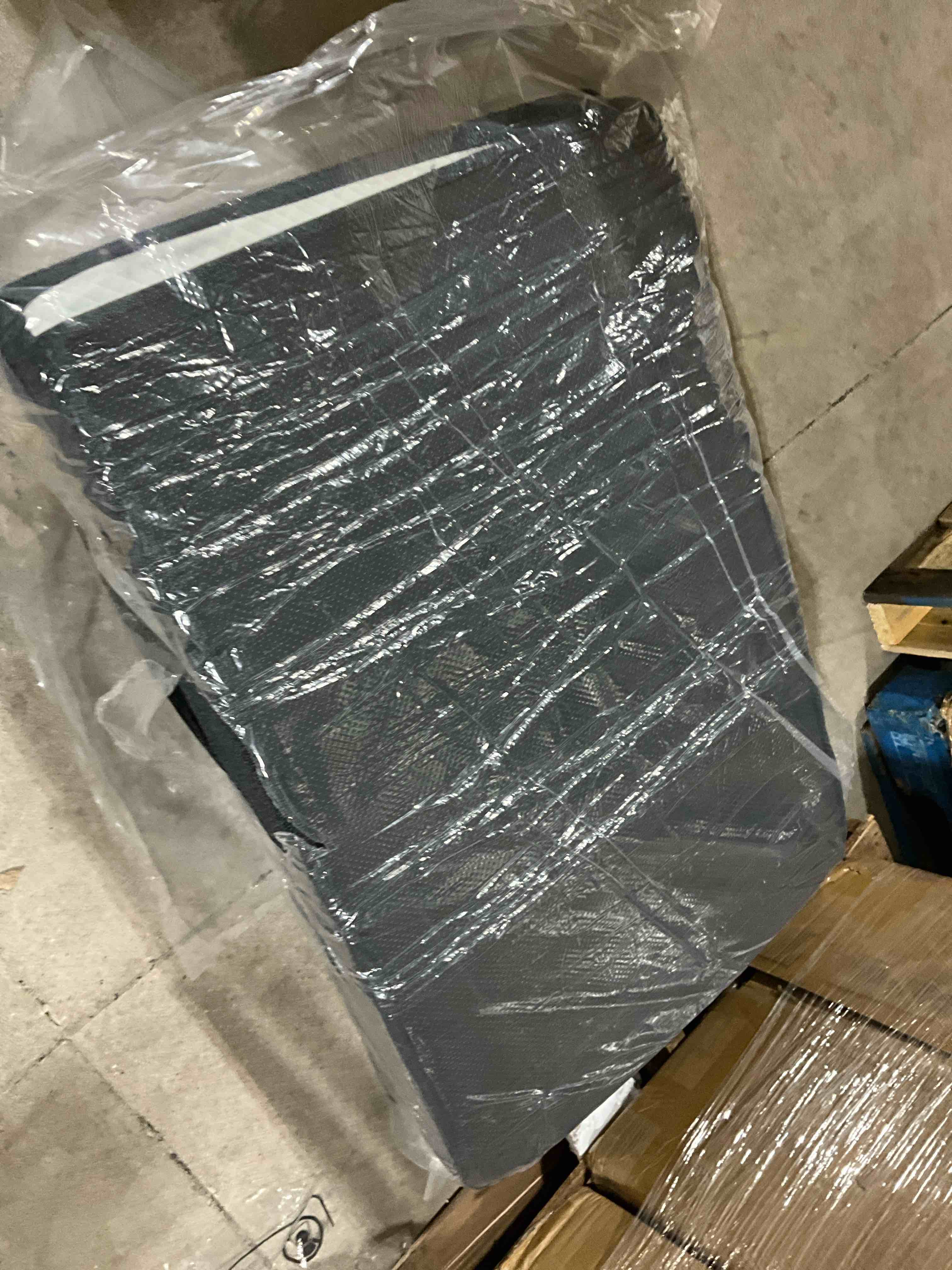 https://s3.amazonaws.com/lotting-images-prod/bidfta/ORG6013337_1728507116034.jpeg