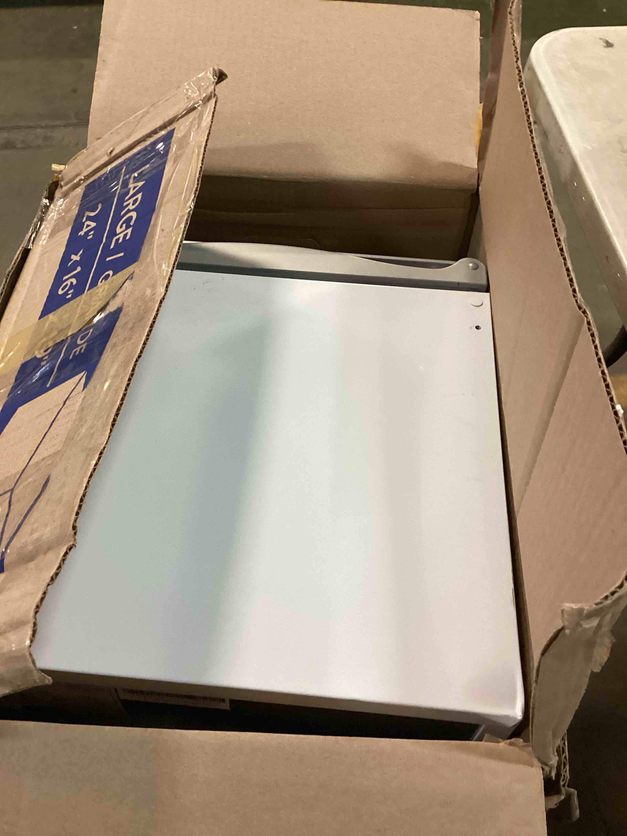 https://s3.amazonaws.com/lotting-images-prod/bidfta/ORG6130351_1708087043672.jpeg