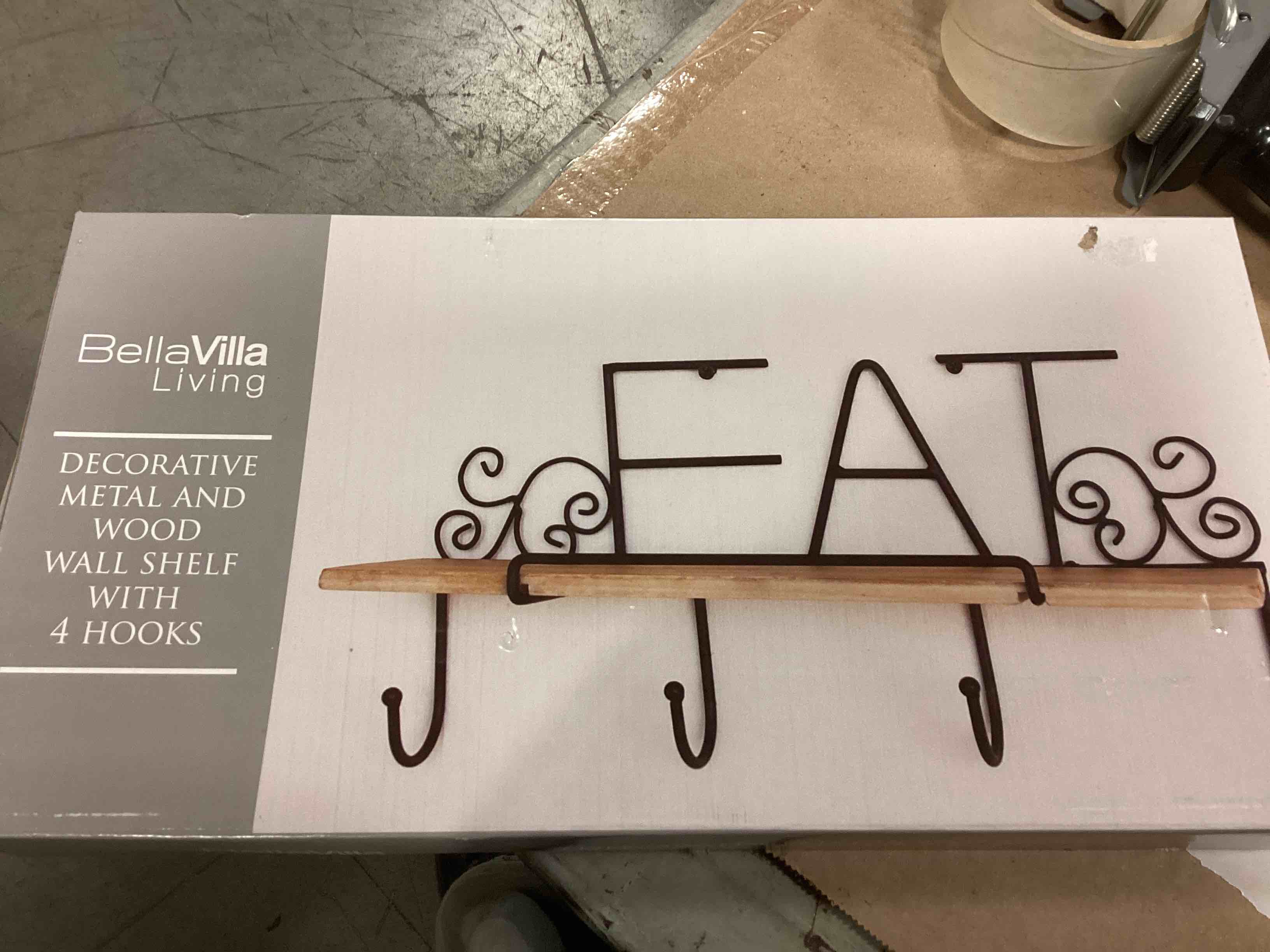 BELLAVILLA LIVING DECORATIVE METAL AND WOOD WALL SHELF WITH 4 HOOSK