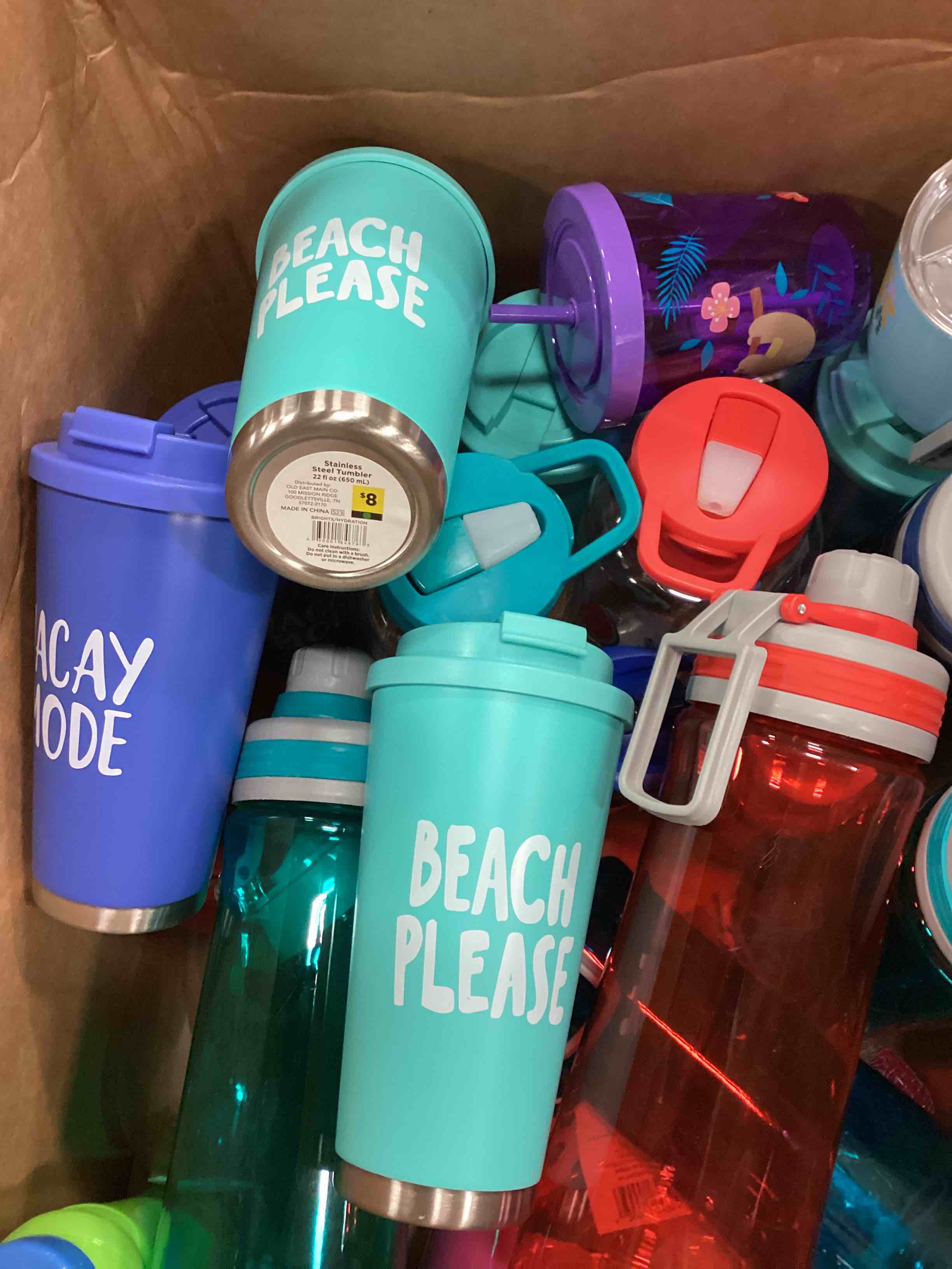 ASSORTMENT OF DRINK CUPS AND WATER BOTTLES