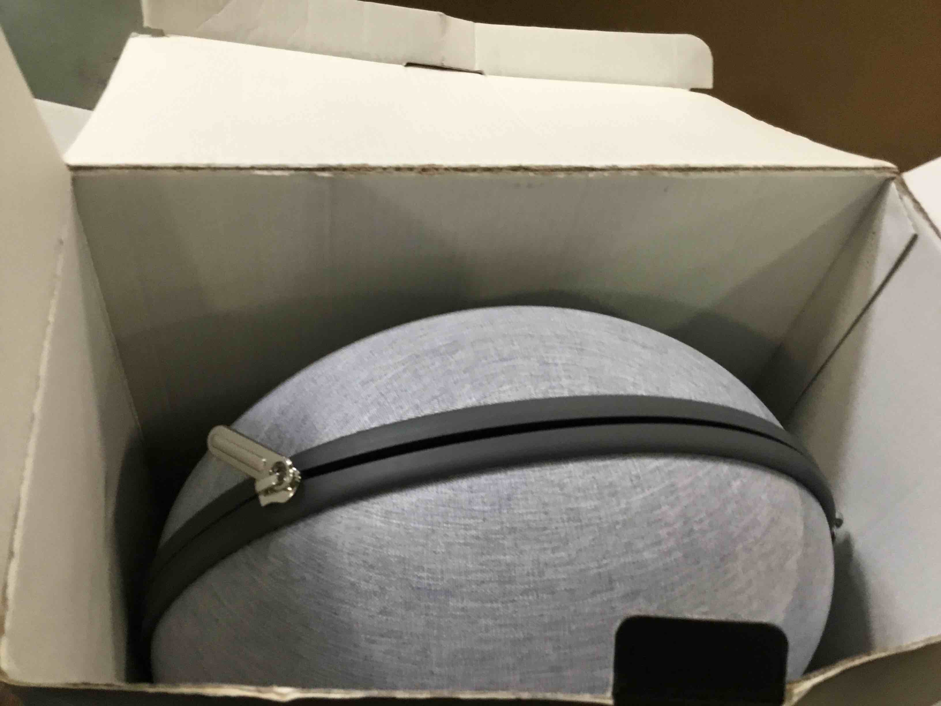 DESTEK OC1 Charging Carrying Case for Quest 2 Accessories, 3 in 1 Magnetic Charging Station for VR Host, Battery Head Strap and Storage, 2.5 Hours Fast Charging and Large Space - Fabric Version