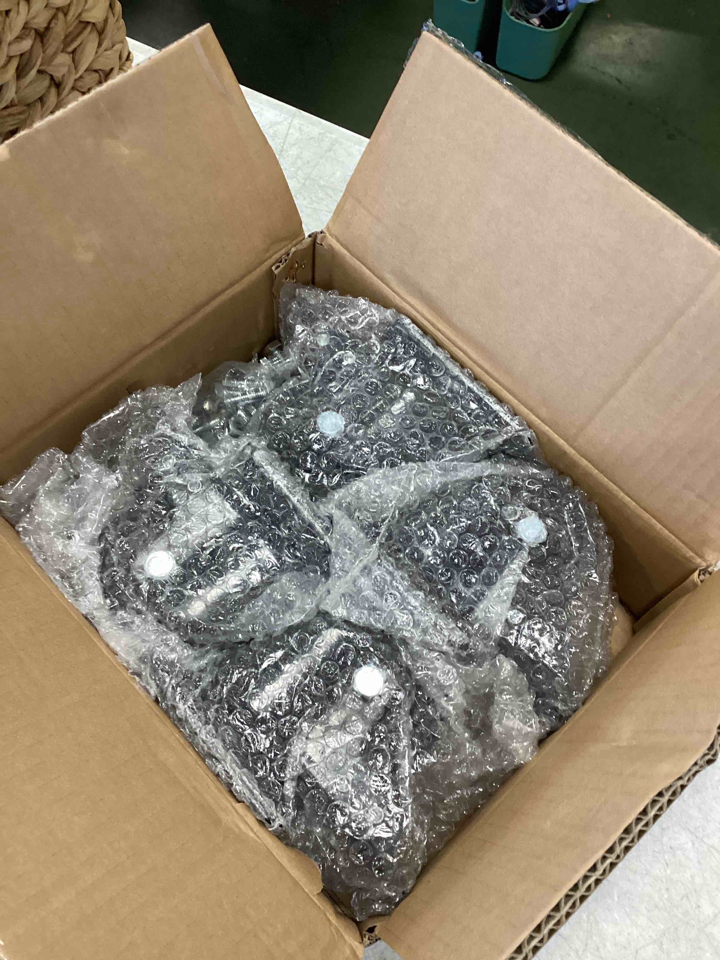https://s3.amazonaws.com/lotting-images-prod/bidfta/ORG6545495_1717159428185.jpeg