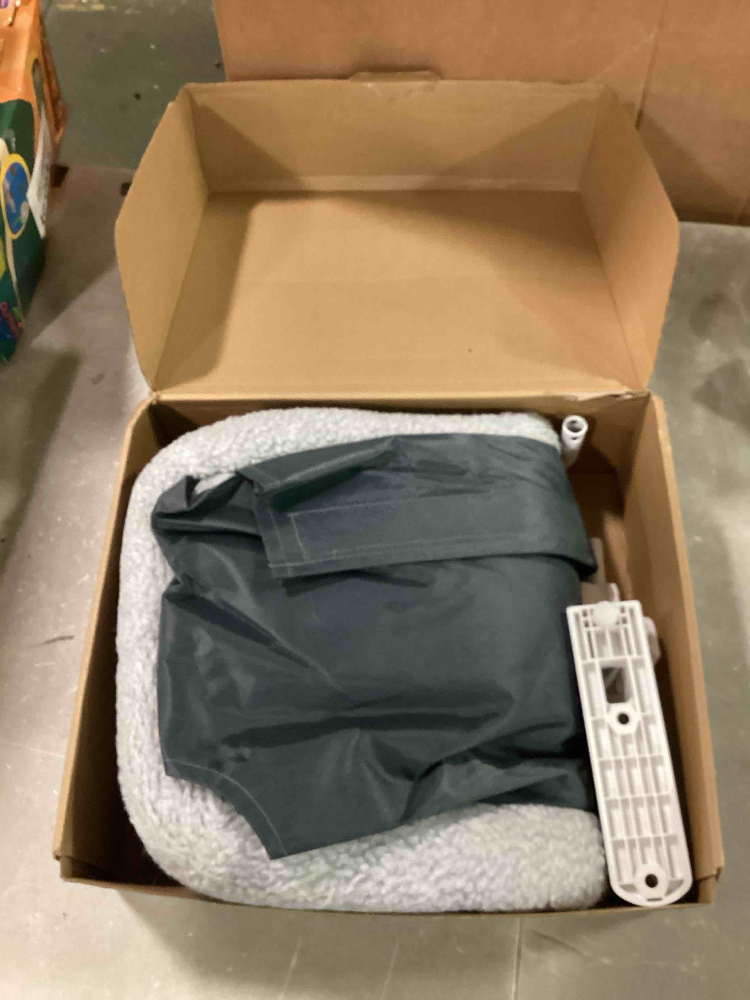 https://s3.amazonaws.com/lotting-images-prod/bidfta/ORG6631151_1716219794441.jpeg