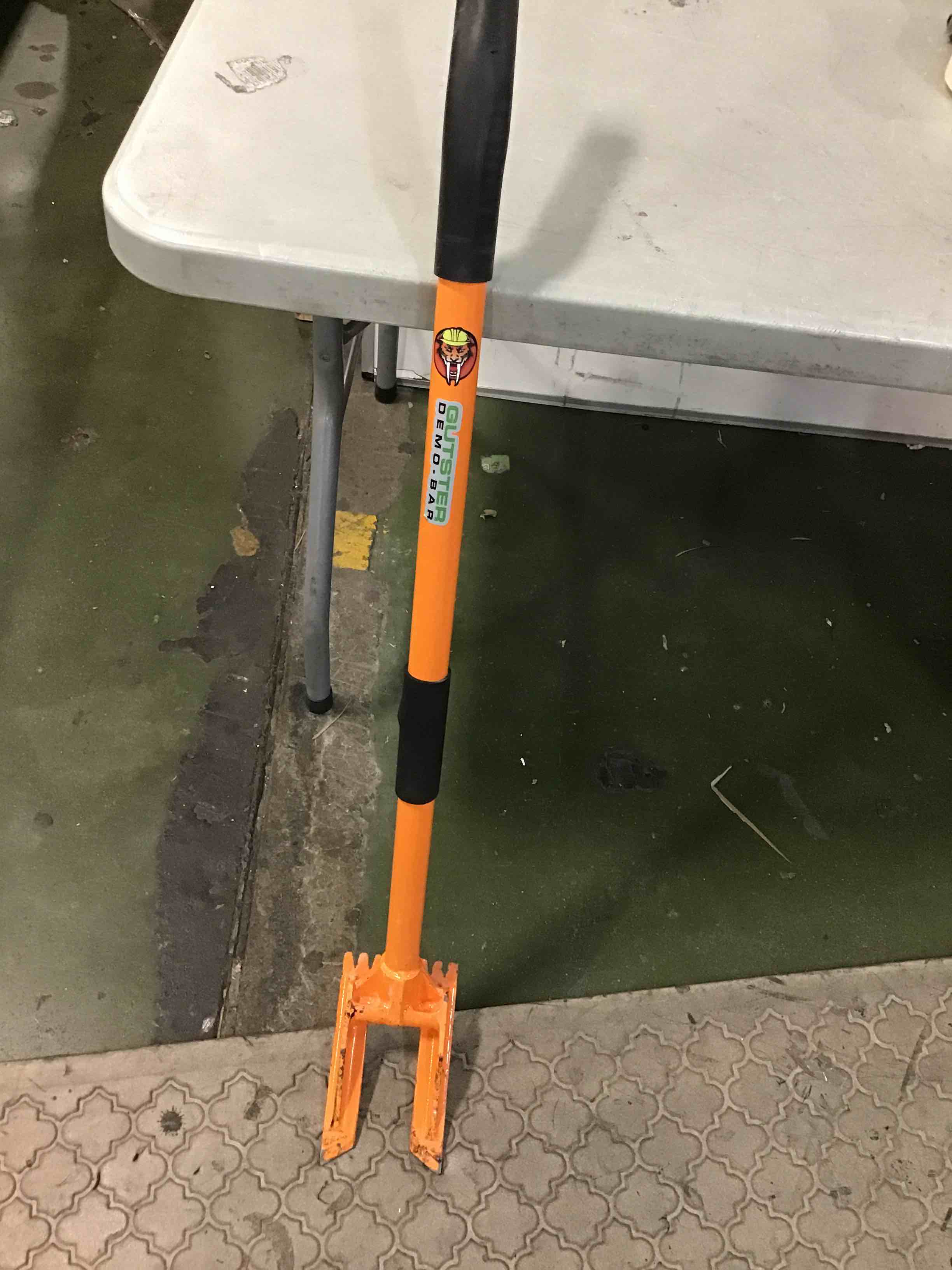 Gutster 60" Round Handle Demolition Bar - Ultimate Flooring/Hardwood Demolition Tool