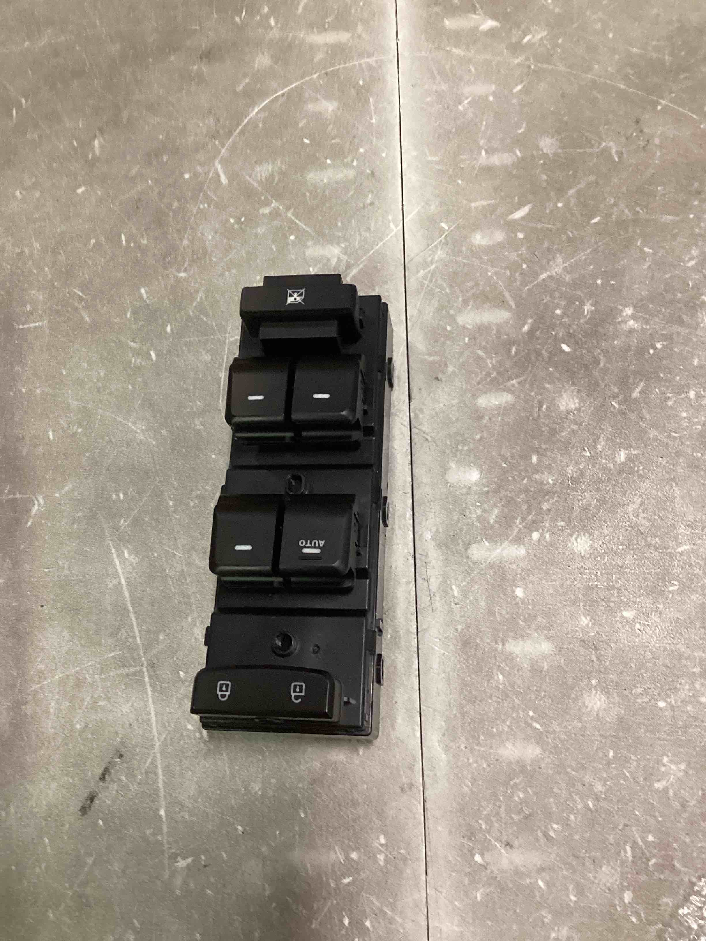 https://s3.amazonaws.com/lotting-images-prod/bidfta/ORG6768763_1721764764512.jpeg