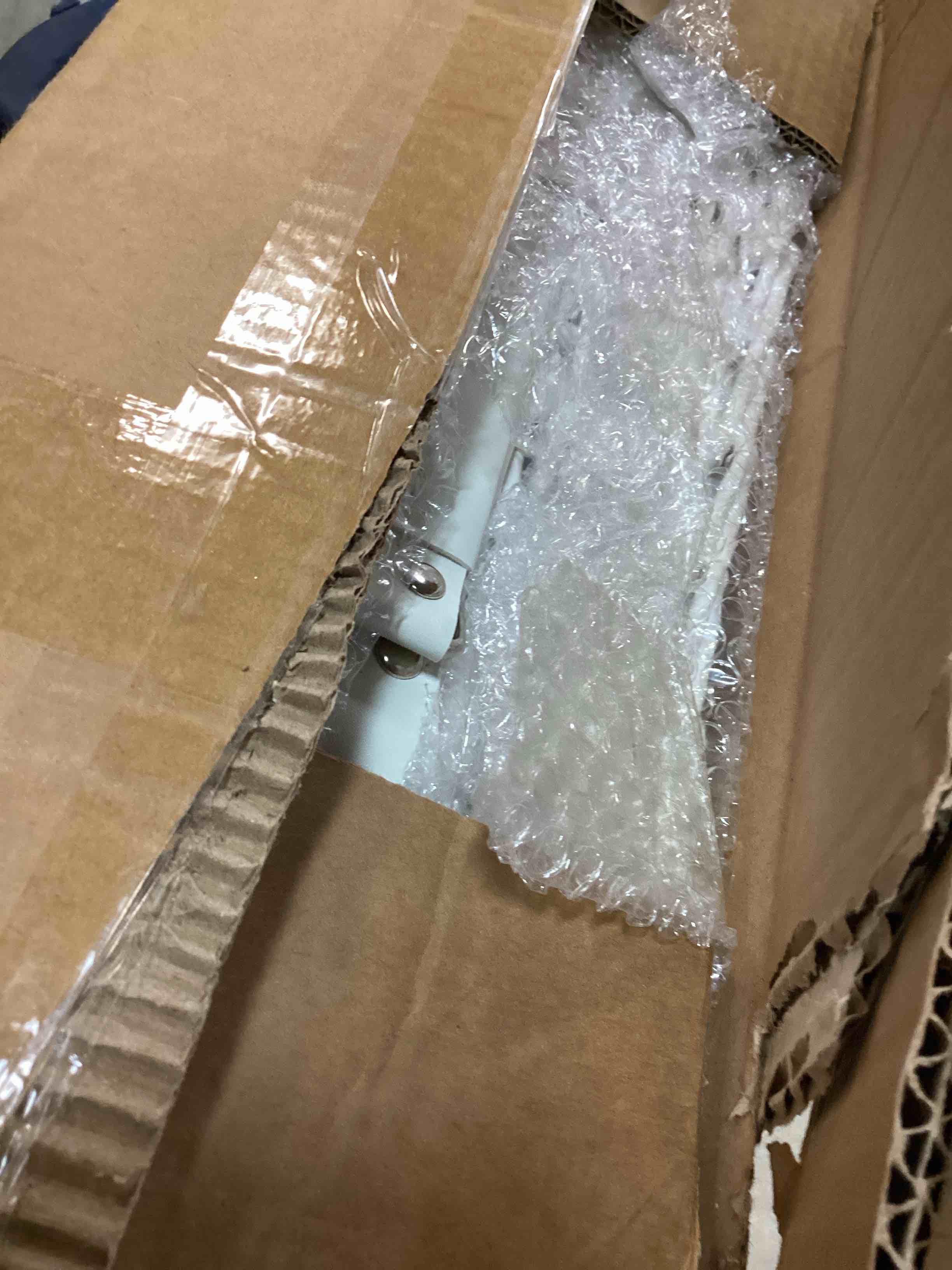 https://s3.amazonaws.com/lotting-images-prod/bidfta/ORG6784975_1722095986593.jpeg
