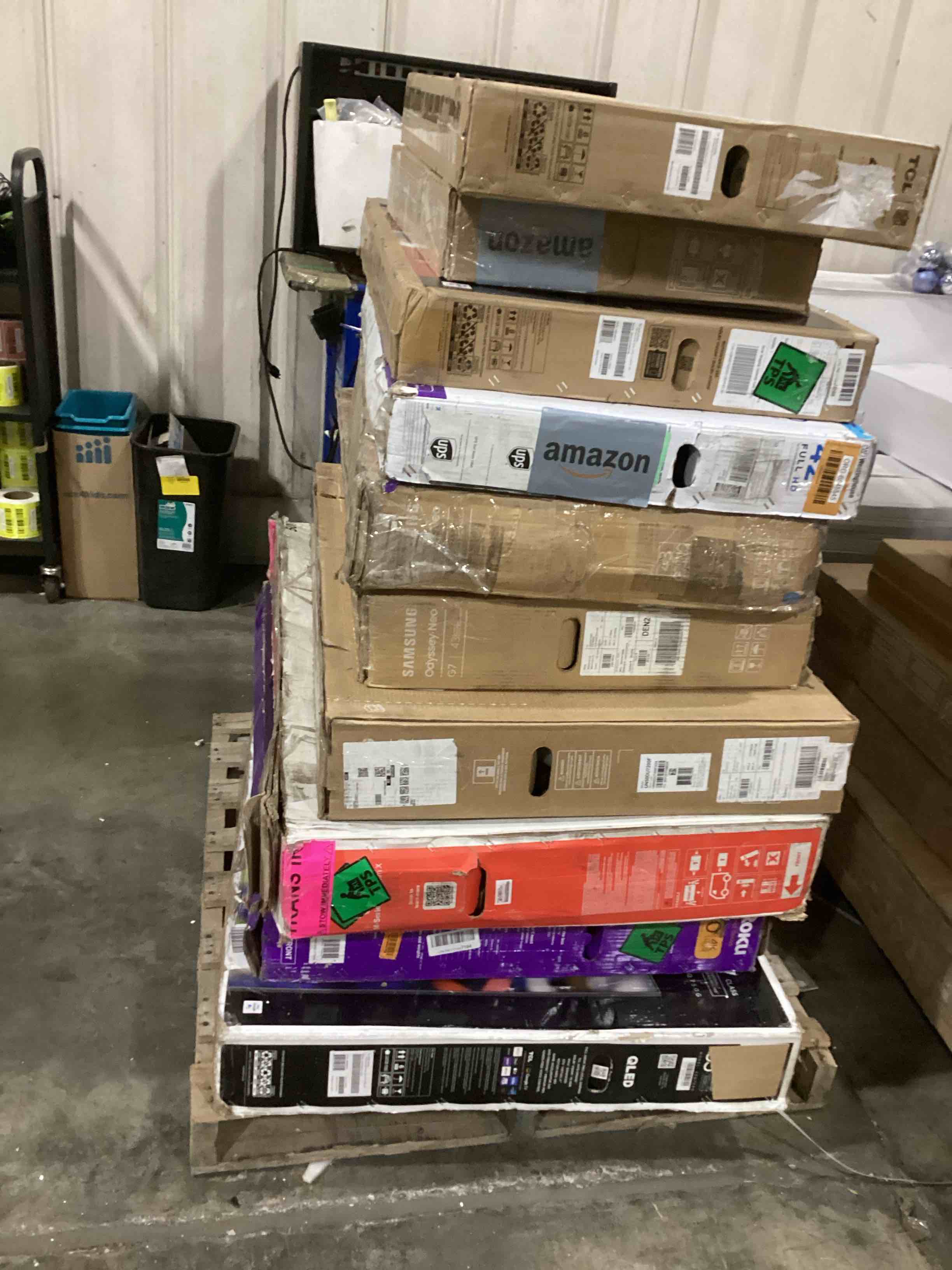 Assortment TVs , different  sizes and brand , damaged and broken screen 