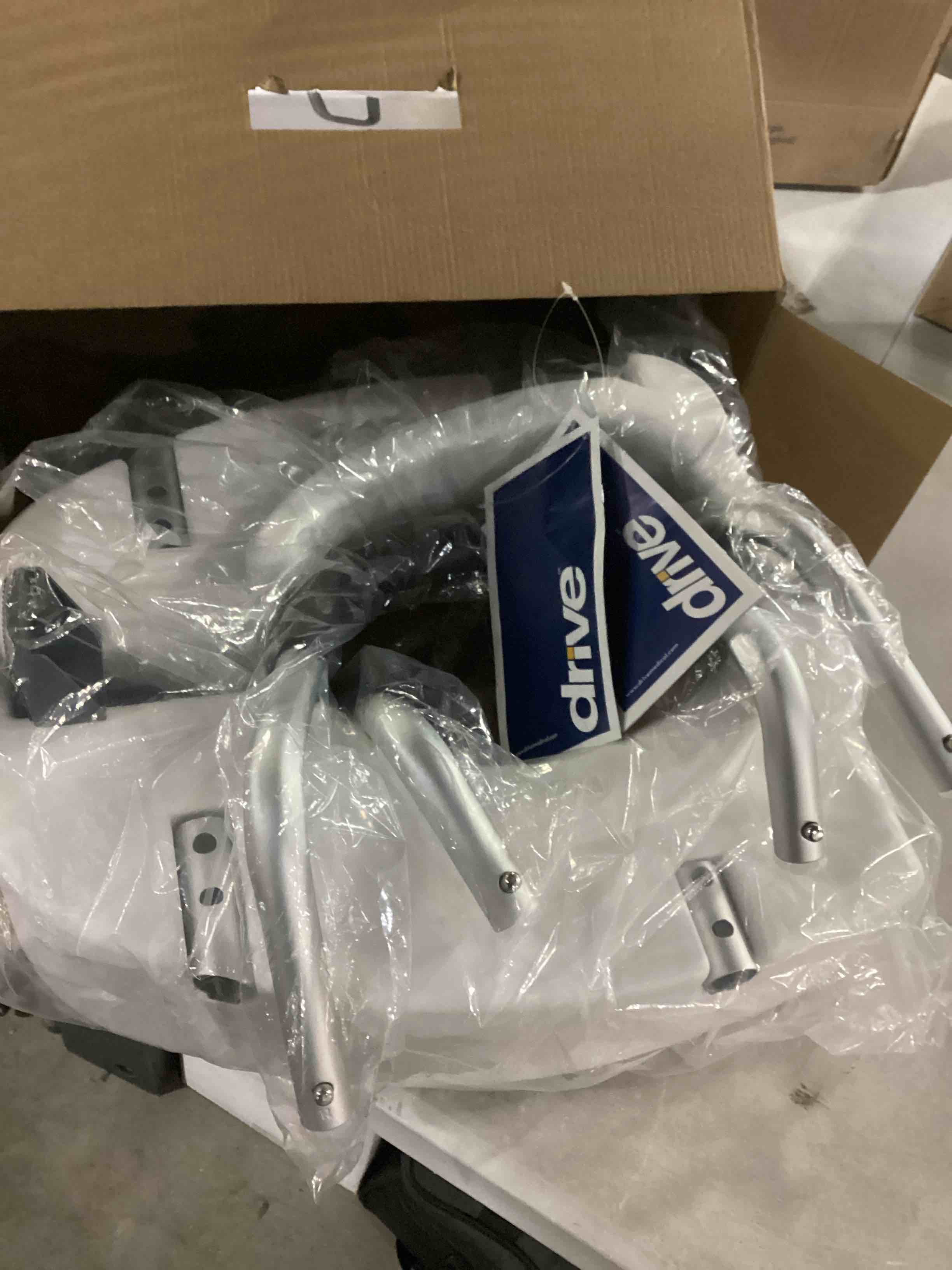https://s3.amazonaws.com/lotting-images-prod/bidfta/ORG6864724_1730903869645.jpeg