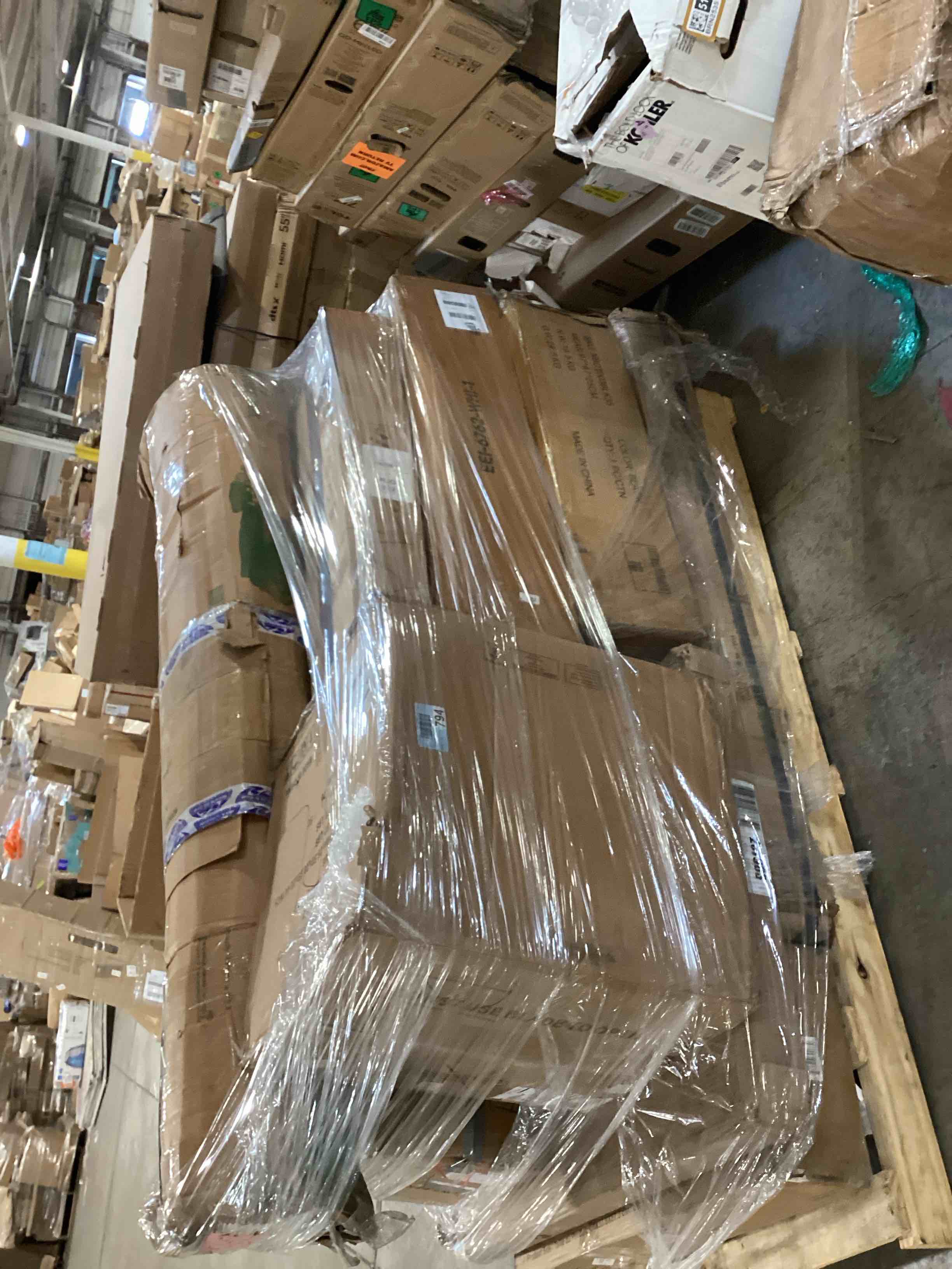 pallet lot, misc, incomplete, furniture pieces and sets