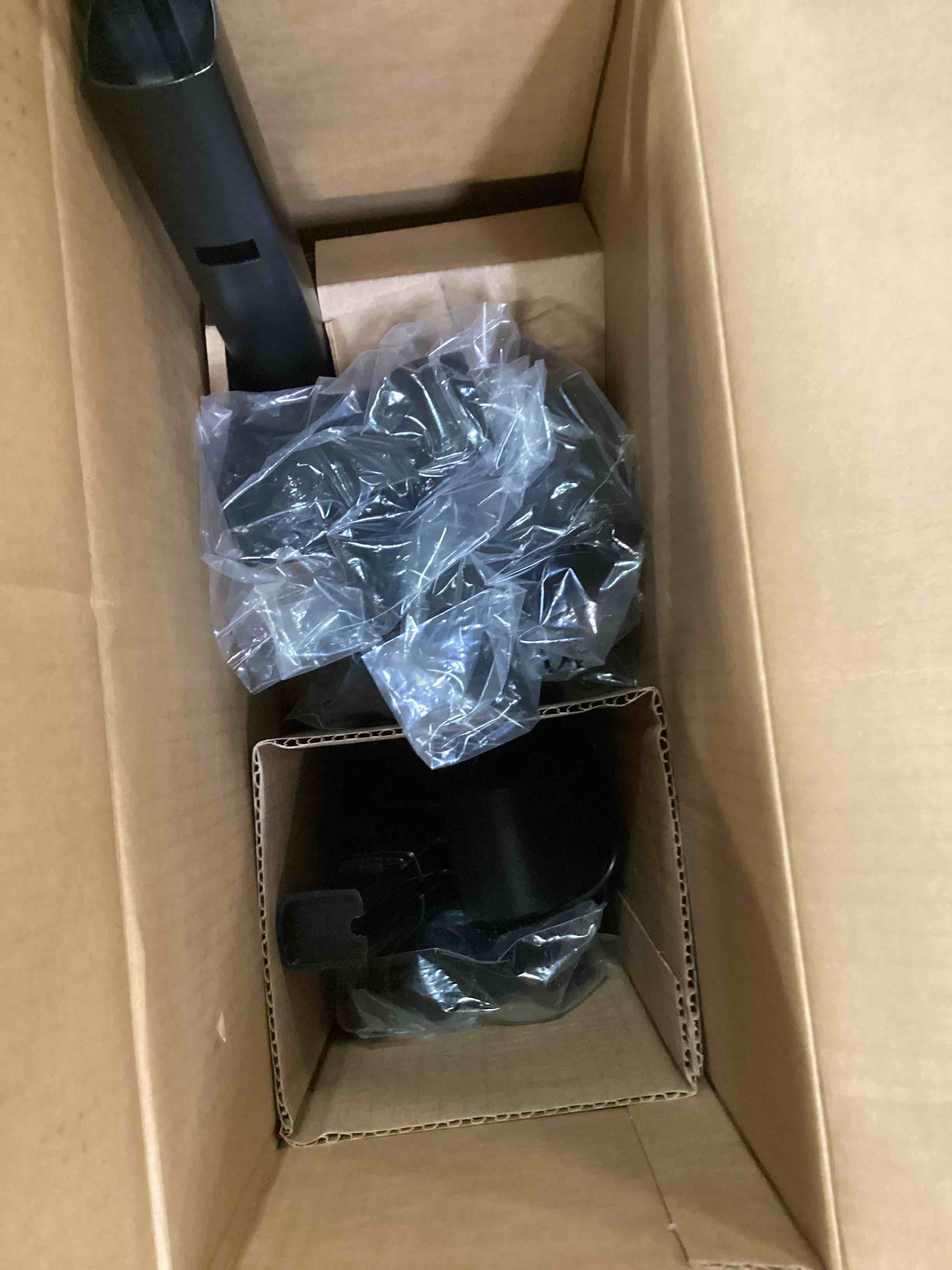 https://s3.amazonaws.com/lotting-images-prod/bidfta/PNK0006544_1723735363643.jpeg