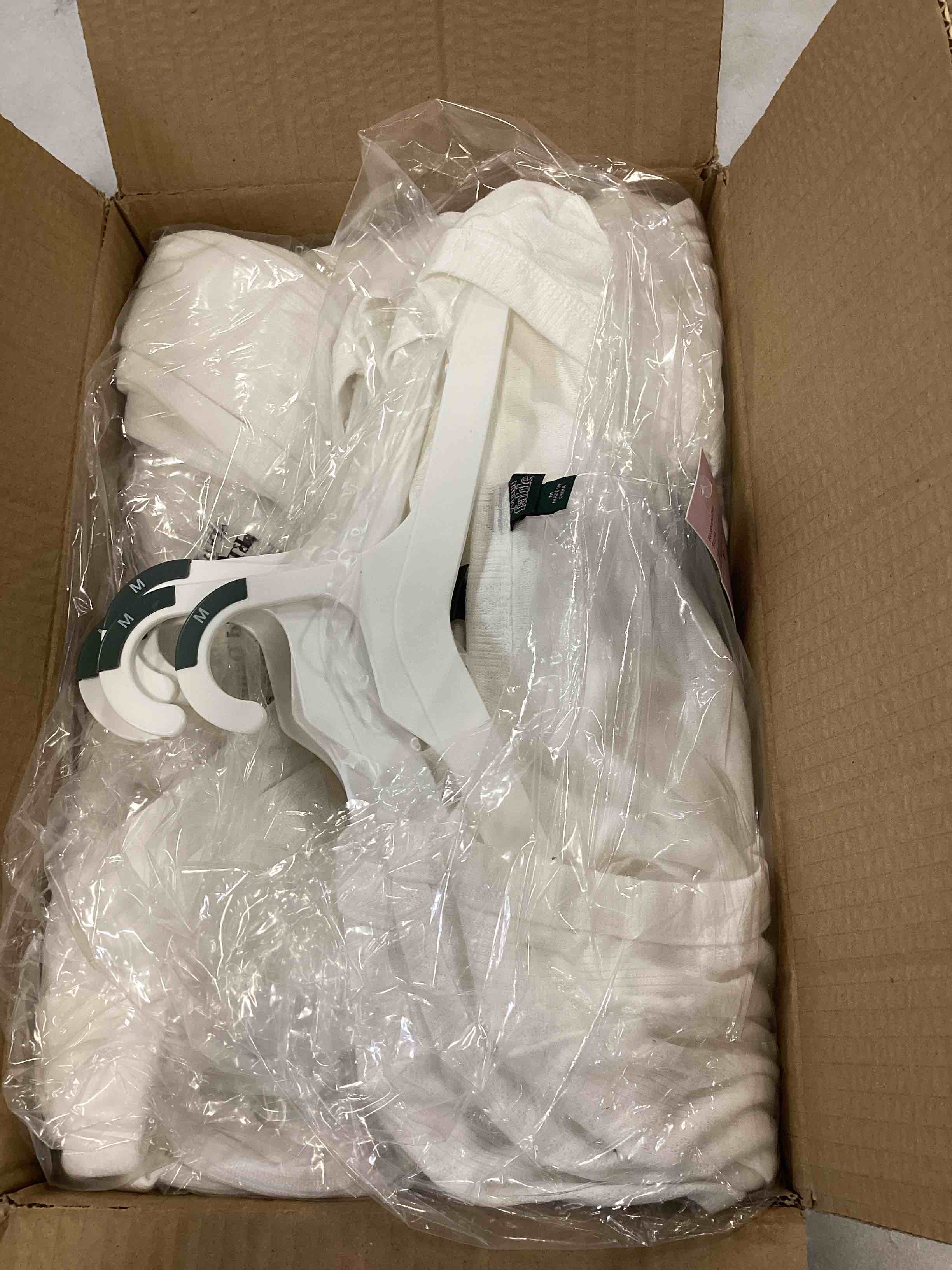 https://s3.amazonaws.com/lotting-images-prod/bidfta/PNK0011882_1723472637254.jpeg