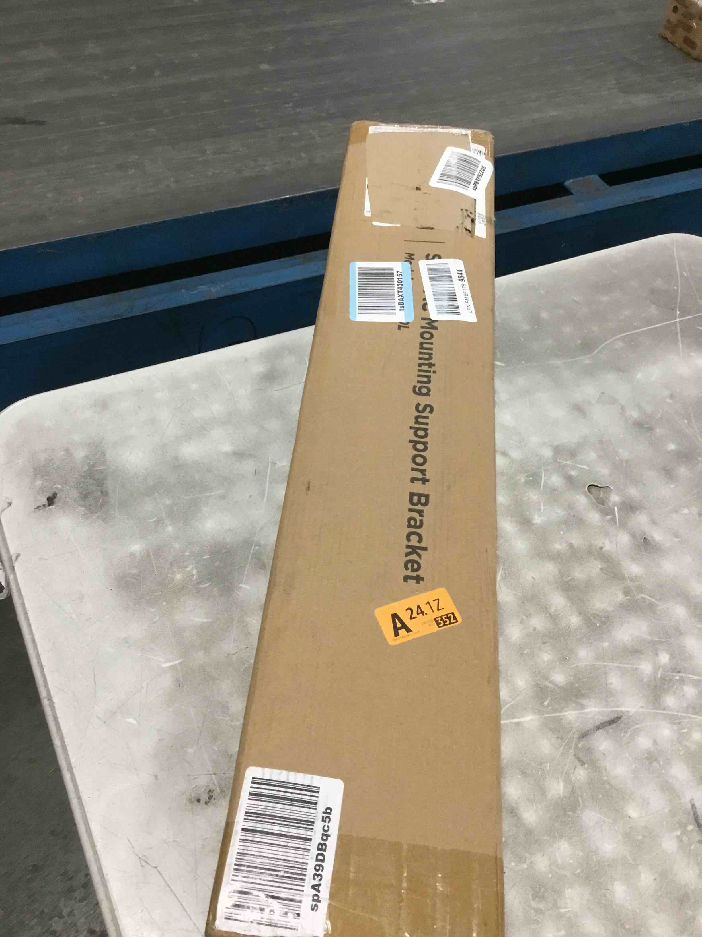 https://s3.amazonaws.com/lotting-images-prod/bidfta/PNK0012732_1724114342669.jpeg