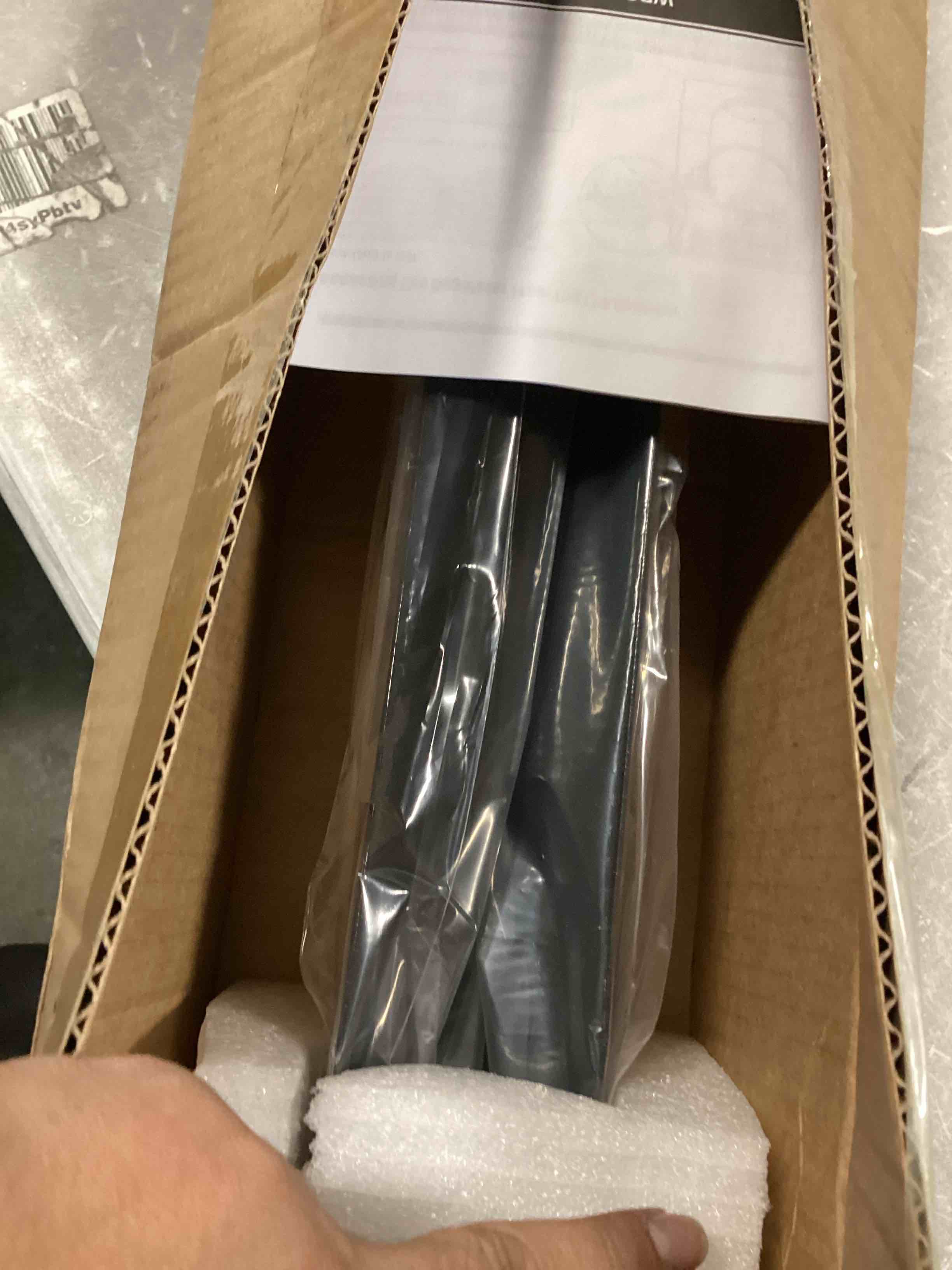 https://s3.amazonaws.com/lotting-images-prod/bidfta/PNK0017912_1723480191990.jpeg