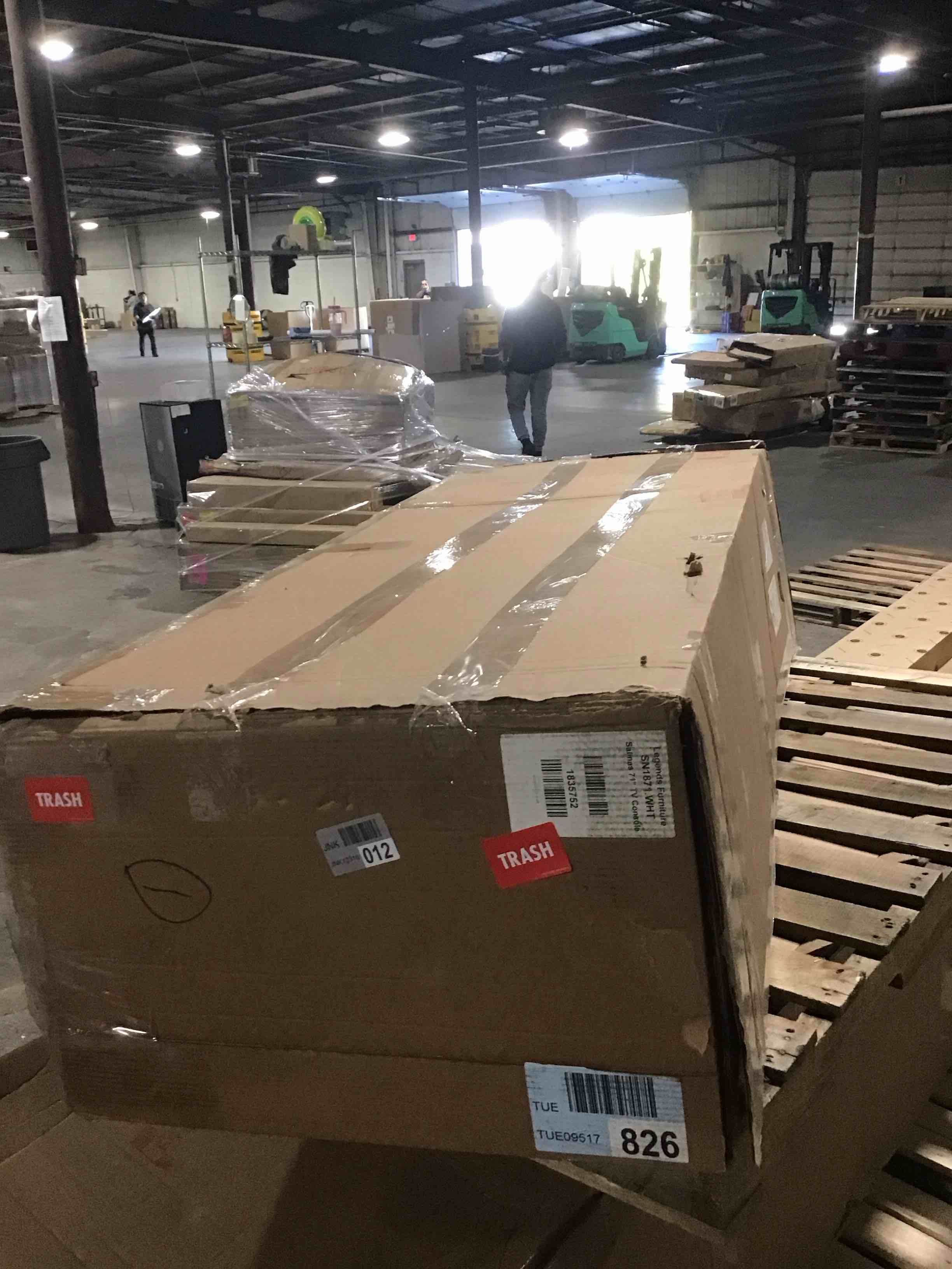 Legends Home Salinas TV Stand SN1871.WHT (broken glass)