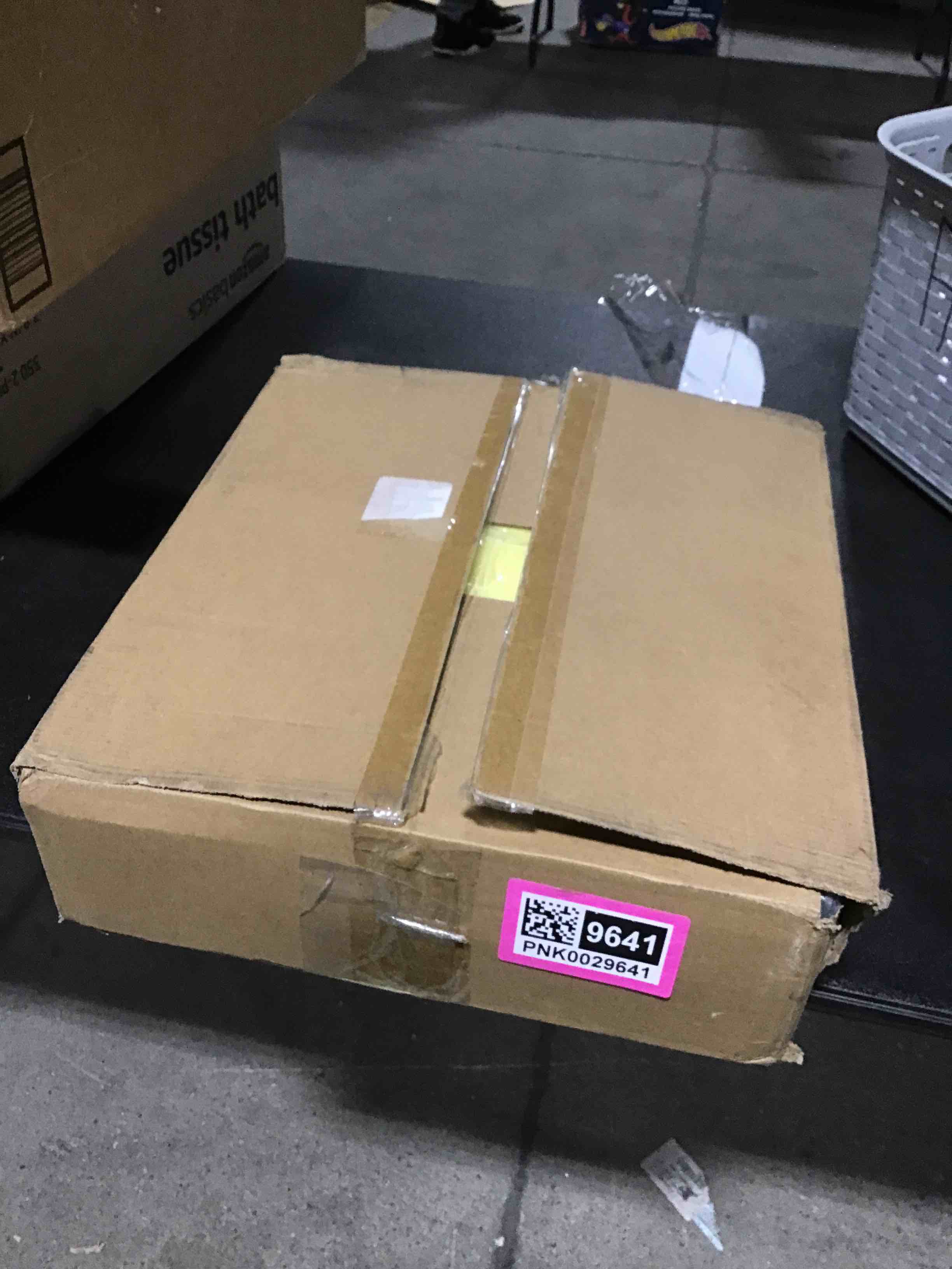 https://s3.amazonaws.com/lotting-images-prod/bidfta/PNK0029641_1731433726794.jpeg