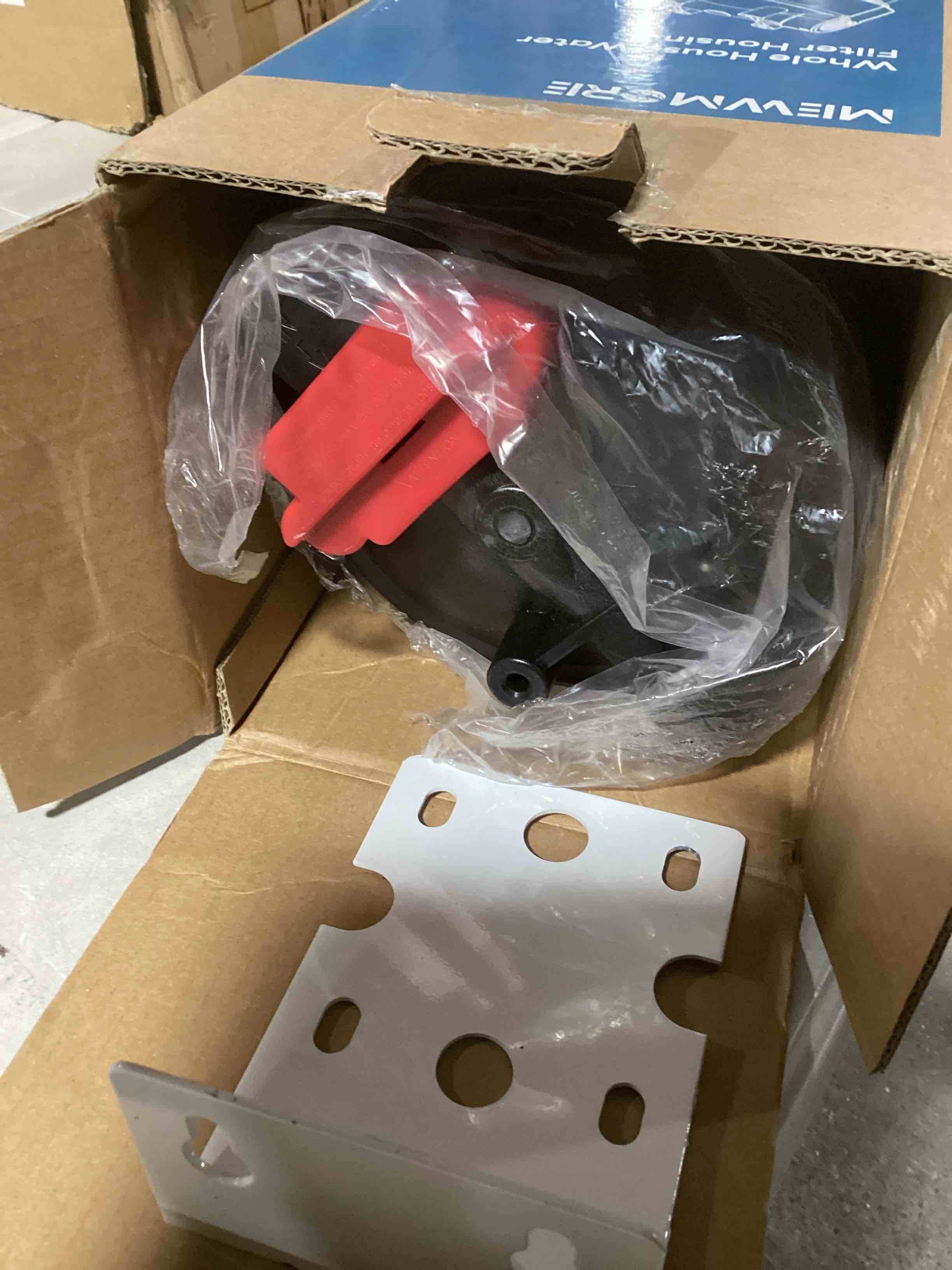 https://s3.amazonaws.com/lotting-images-prod/bidfta/PNK0033957_1730921207878.jpeg