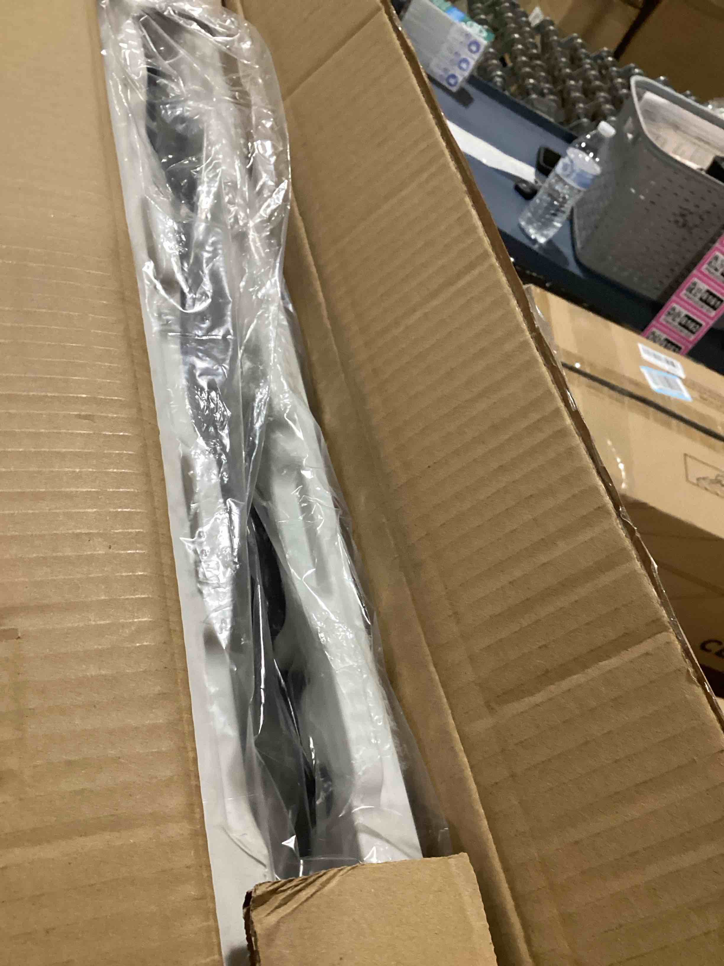 https://s3.amazonaws.com/lotting-images-prod/bidfta/PNK0036165_1733860897202.jpeg
