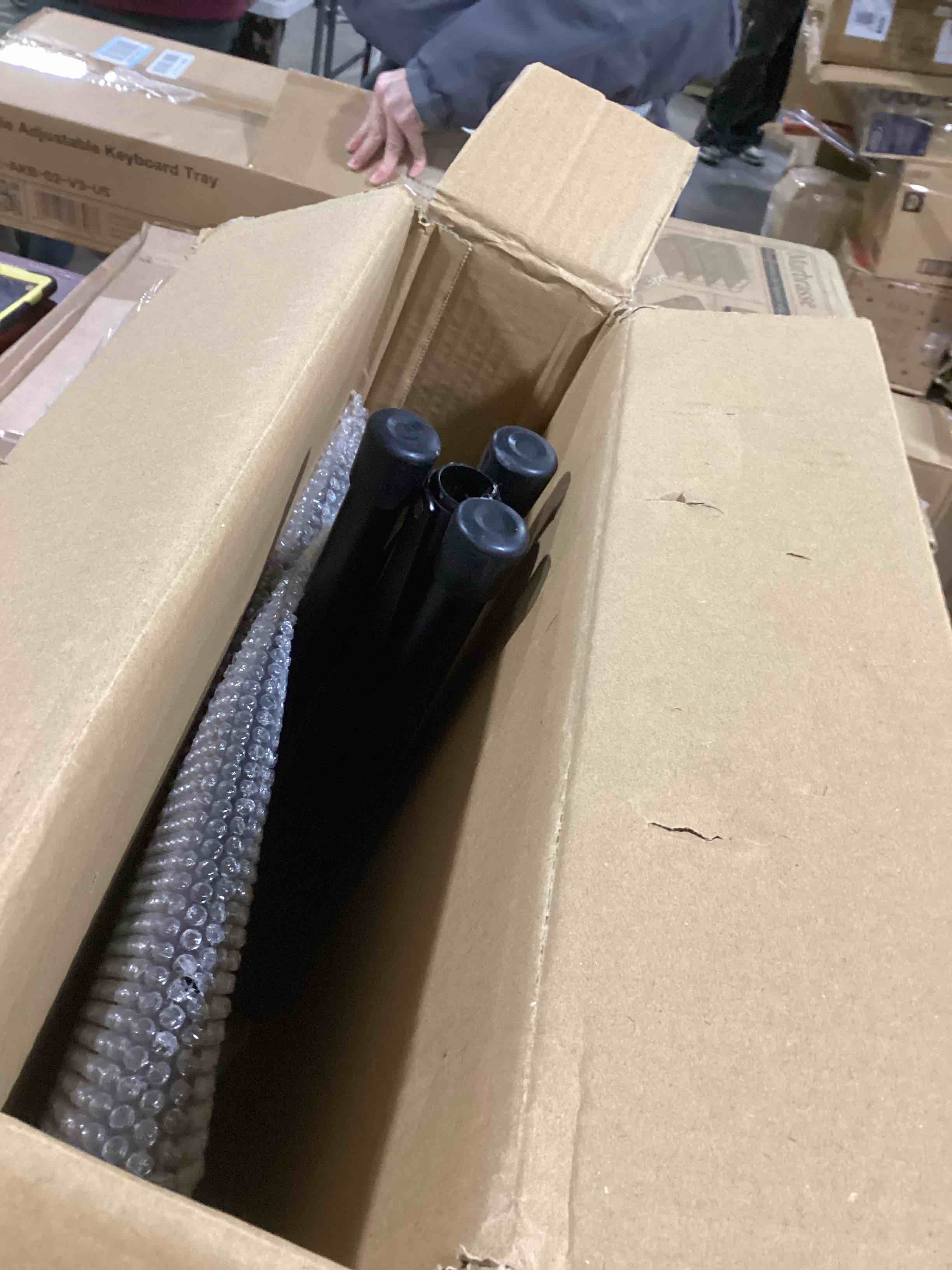 https://s3.amazonaws.com/lotting-images-prod/bidfta/PNK0037887_1733145472143.jpeg