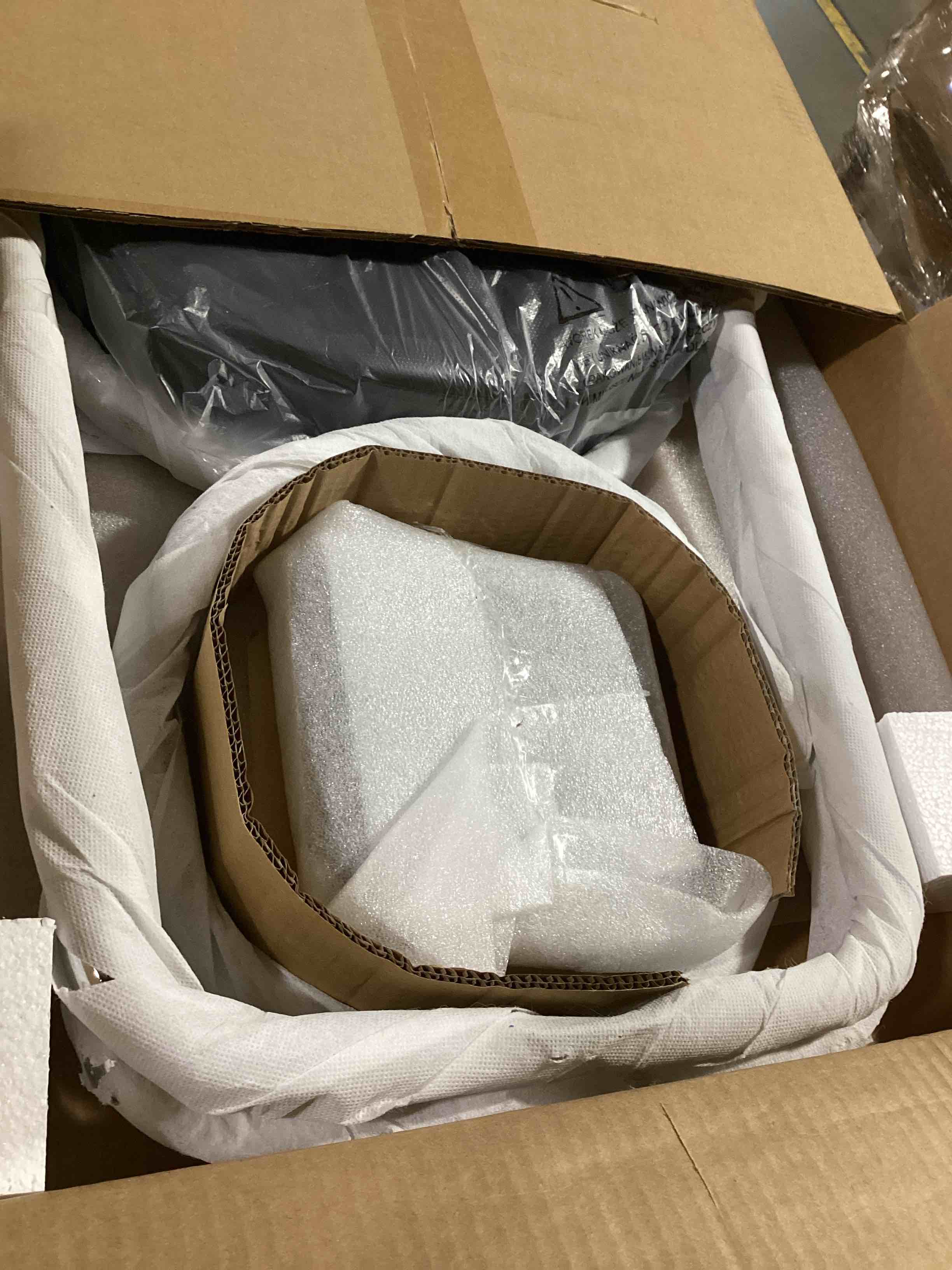 https://s3.amazonaws.com/lotting-images-prod/bidfta/PNK0044643_1735245134638.jpeg