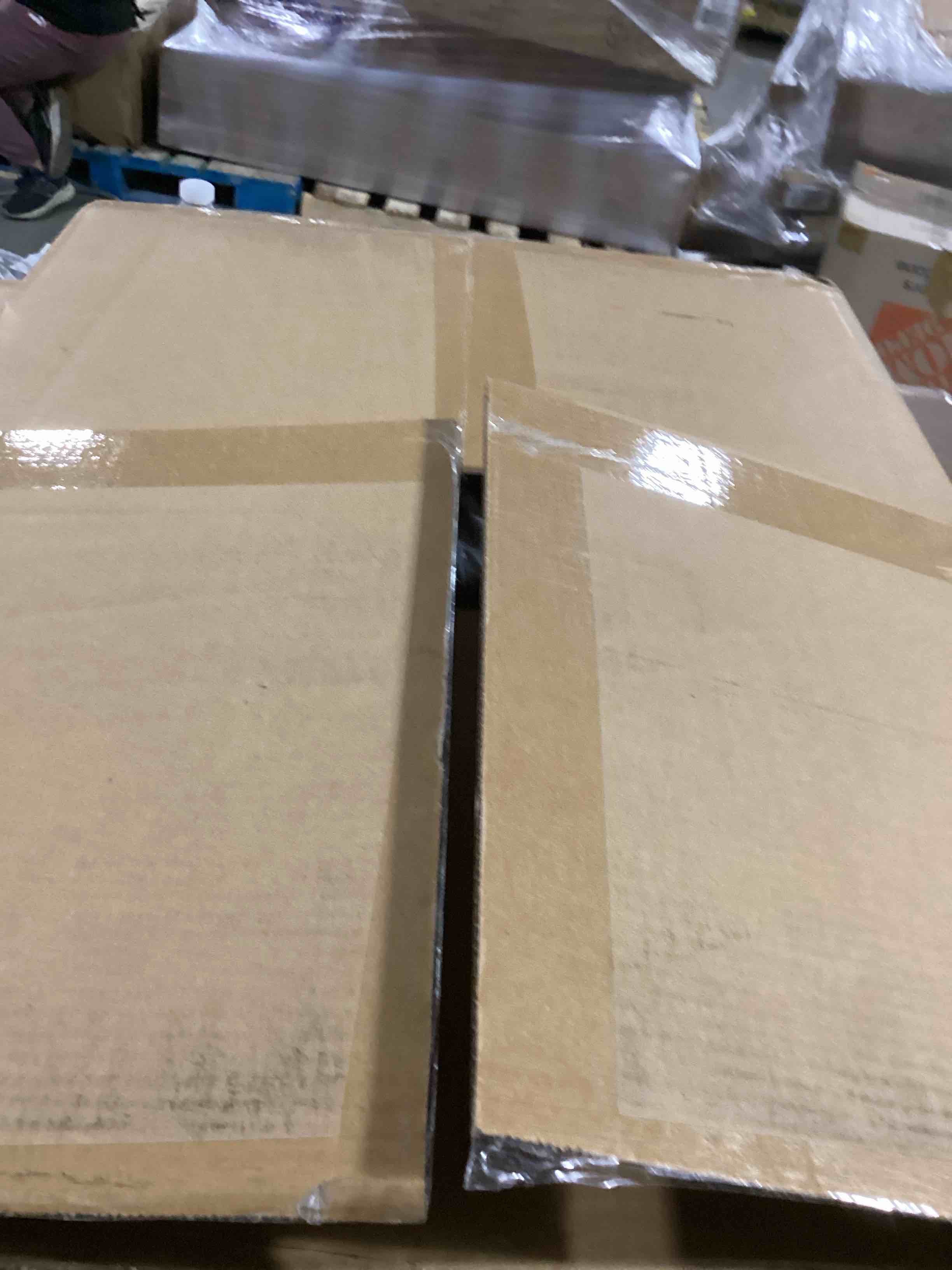 https://s3.amazonaws.com/lotting-images-prod/bidfta/PNK0044643_1735245147921.jpeg