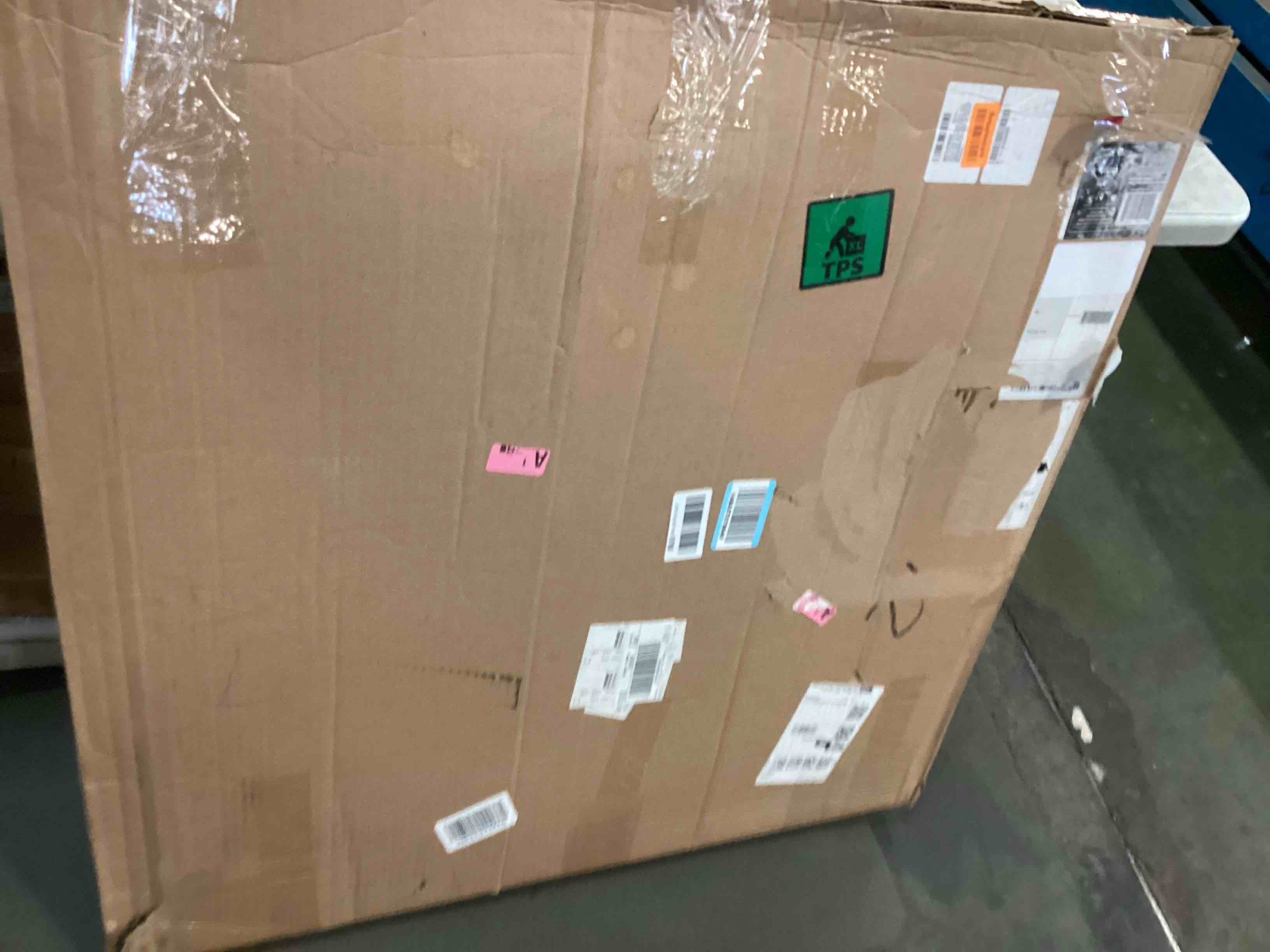 https://s3.amazonaws.com/lotting-images-prod/bidfta/PNK0060195_1724856756441.jpeg