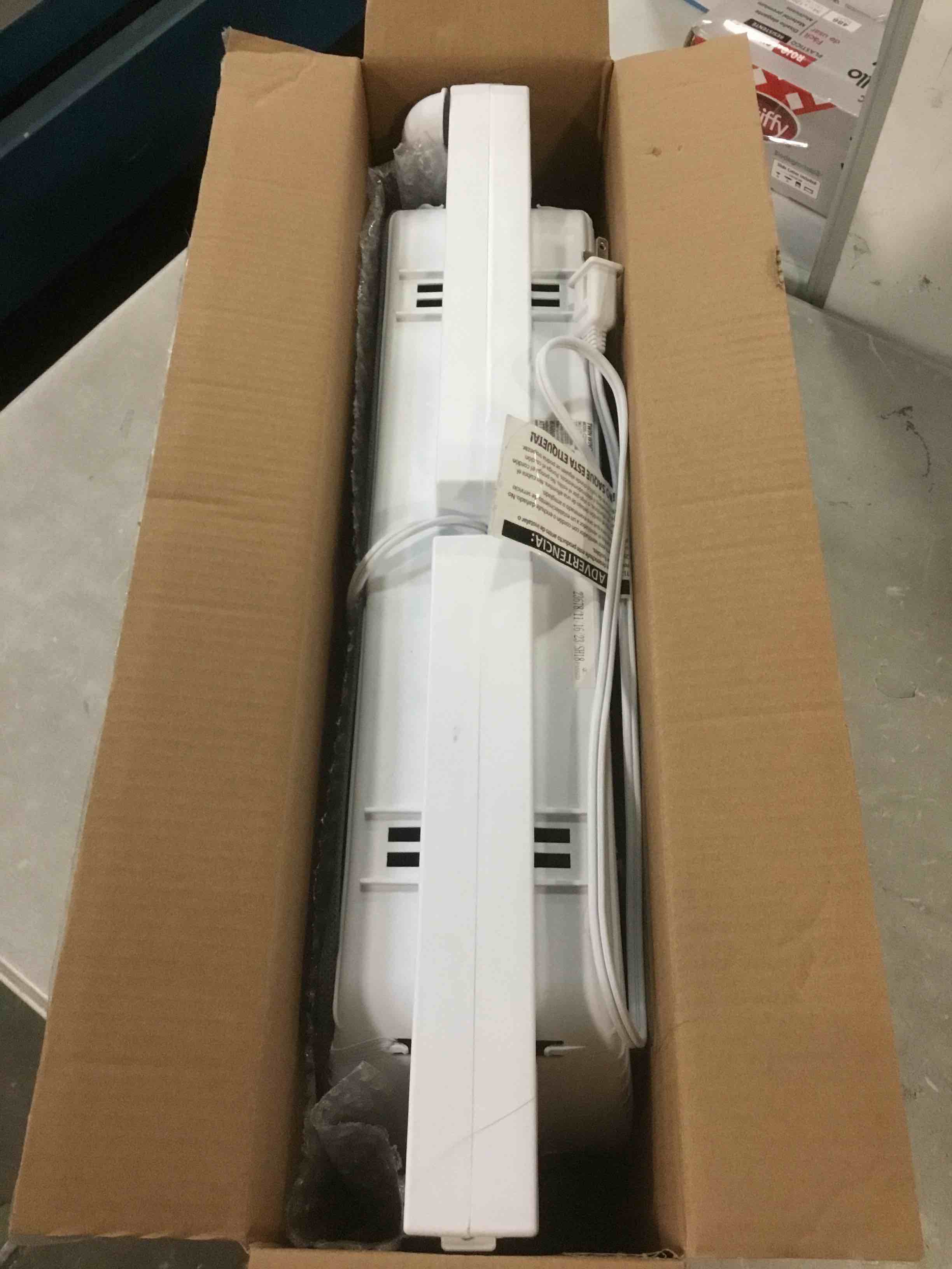 https://s3.amazonaws.com/lotting-images-prod/bidfta/PNK0067603_1724470340069.jpeg