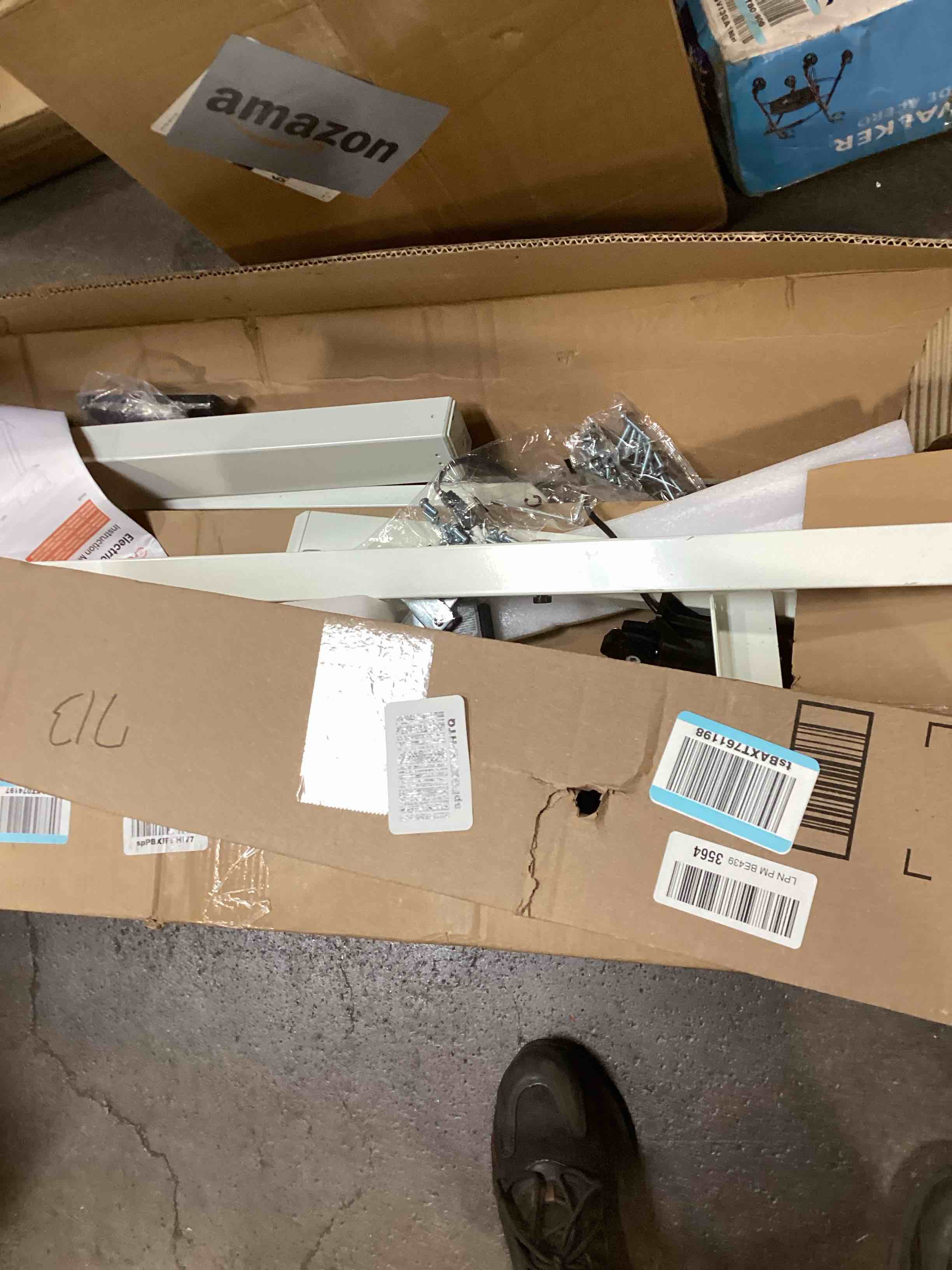 https://s3.amazonaws.com/lotting-images-prod/bidfta/PNK0087785_1726000088463.jpeg