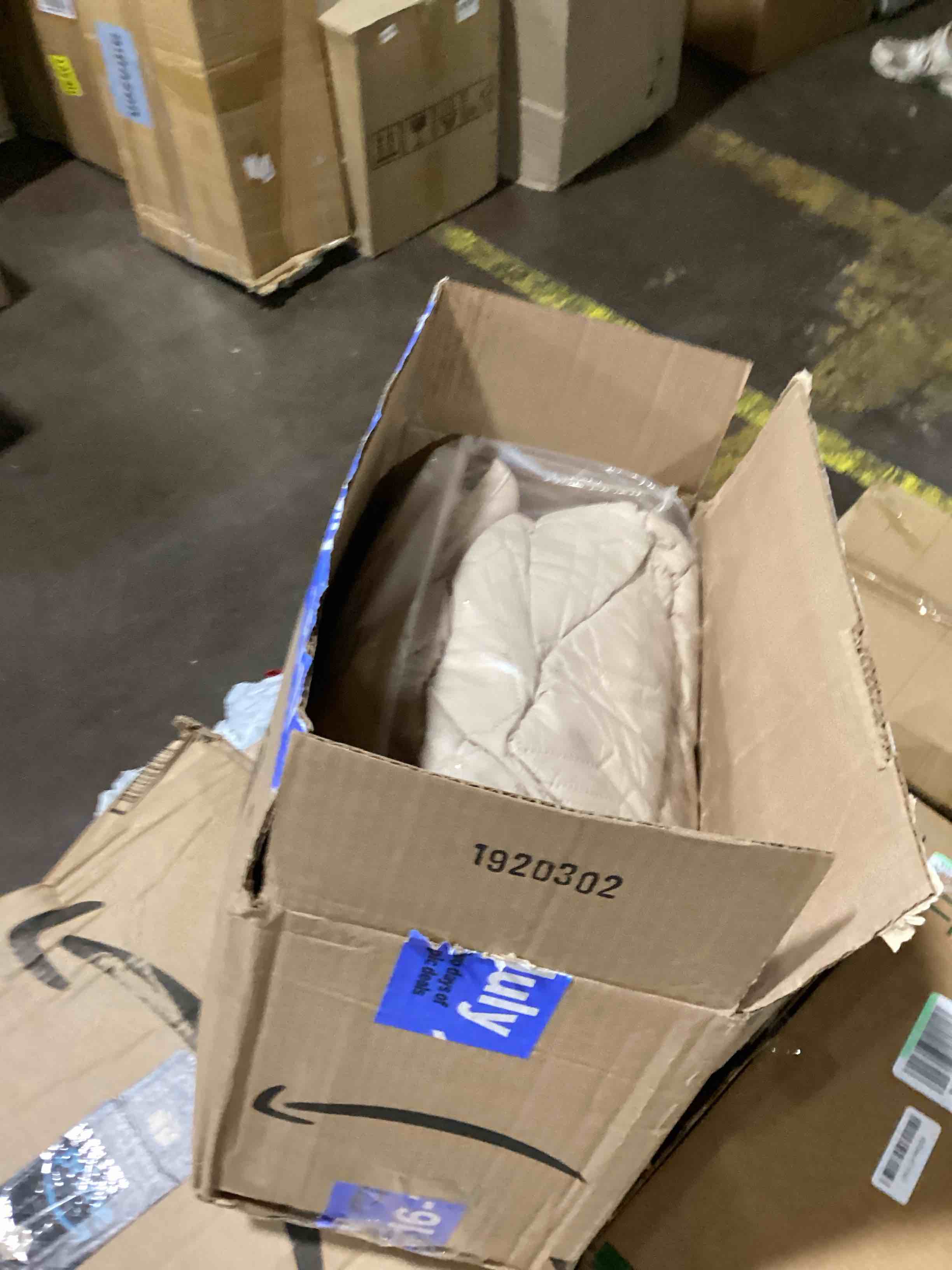 https://s3.amazonaws.com/lotting-images-prod/bidfta/PNK0094376_1726580996434.jpeg