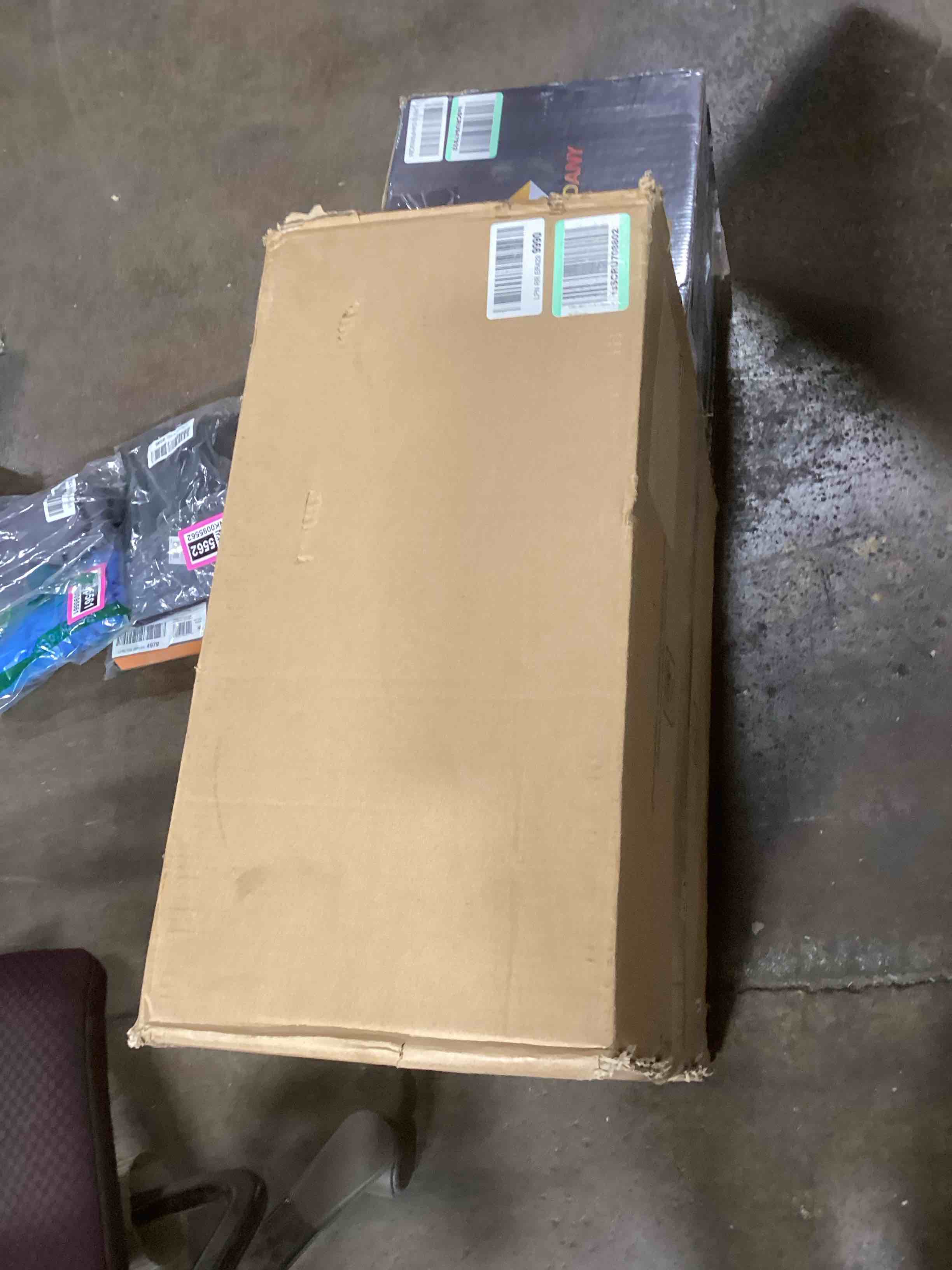 https://s3.amazonaws.com/lotting-images-prod/bidfta/PNK0095518_1726063061045.jpeg
