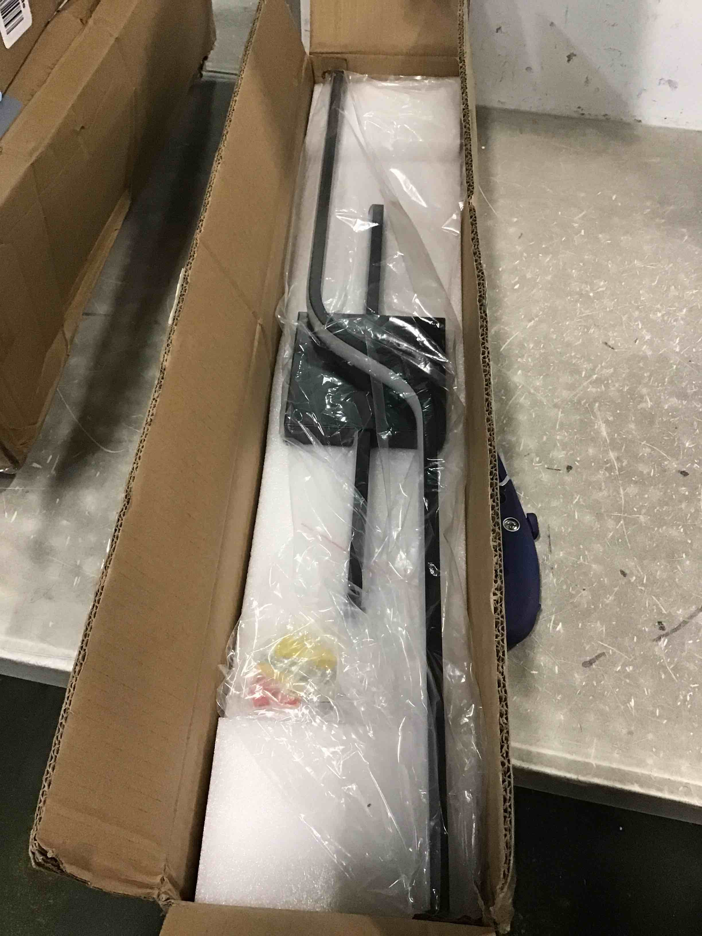 https://s3.amazonaws.com/lotting-images-prod/bidfta/PNK0097698_1723262621907.jpeg
