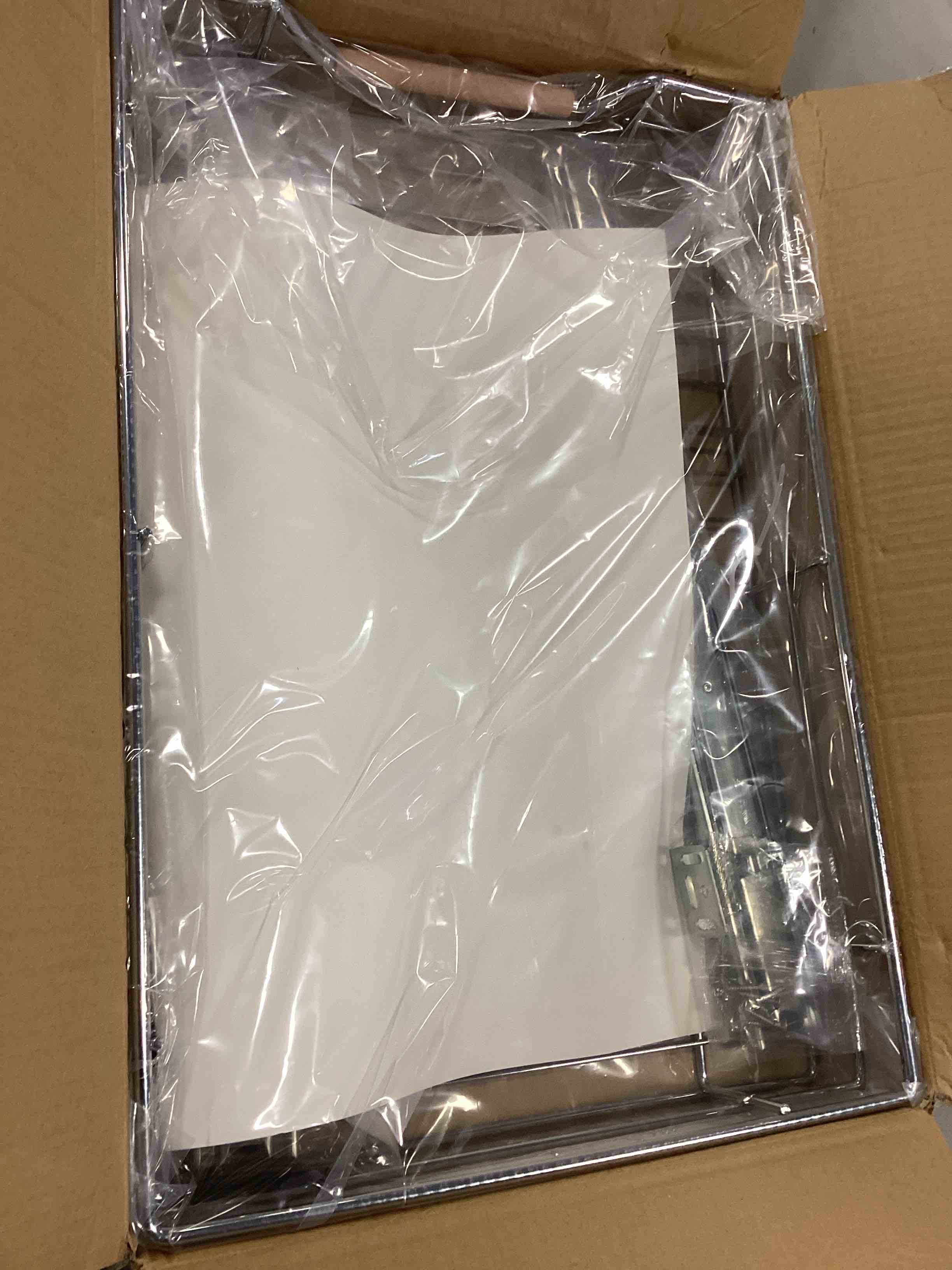 https://s3.amazonaws.com/lotting-images-prod/bidfta/PNK0100661_1724083617840.jpeg