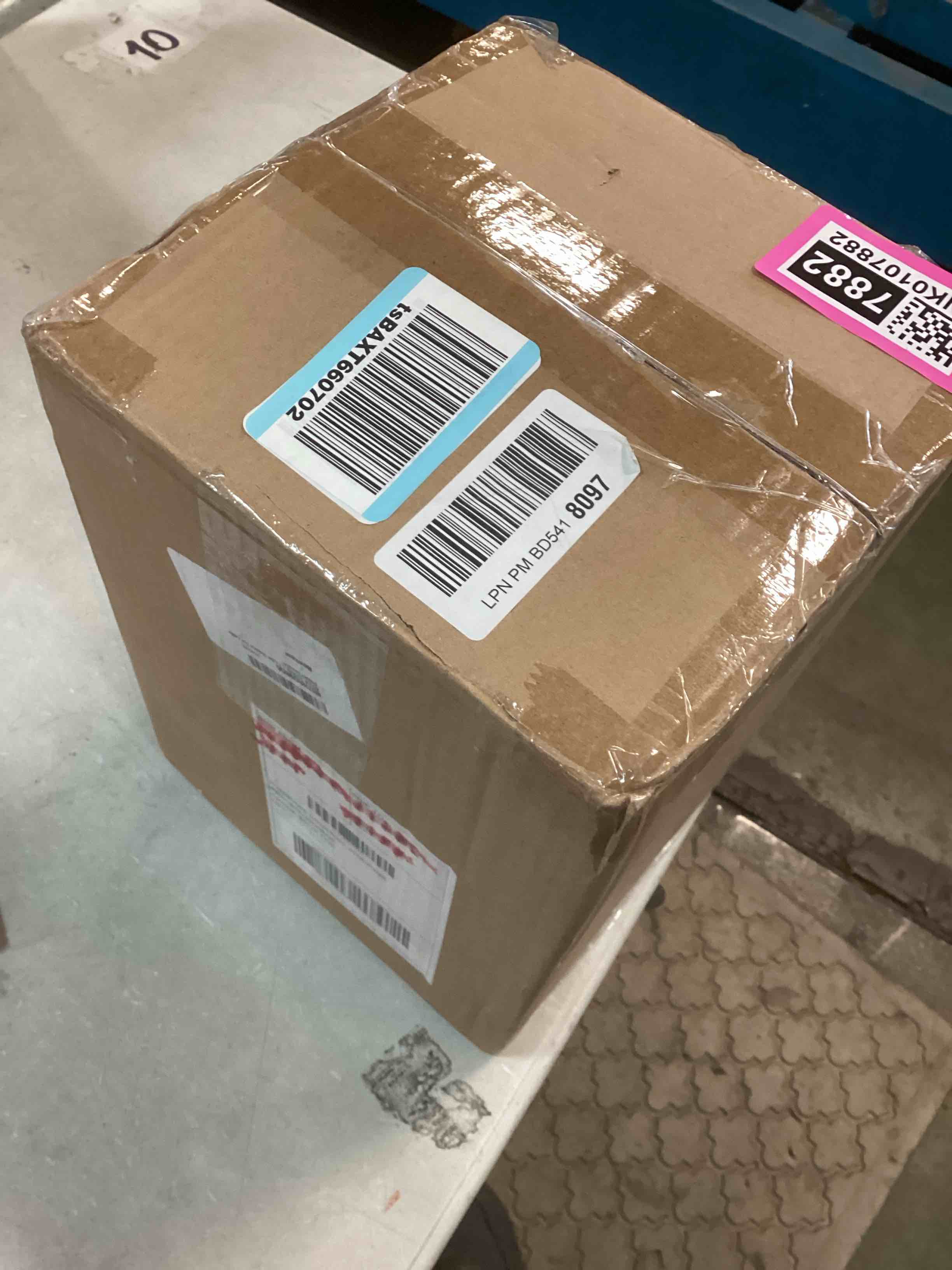 https://s3.amazonaws.com/lotting-images-prod/bidfta/PNK0107882_1725377942592.jpeg