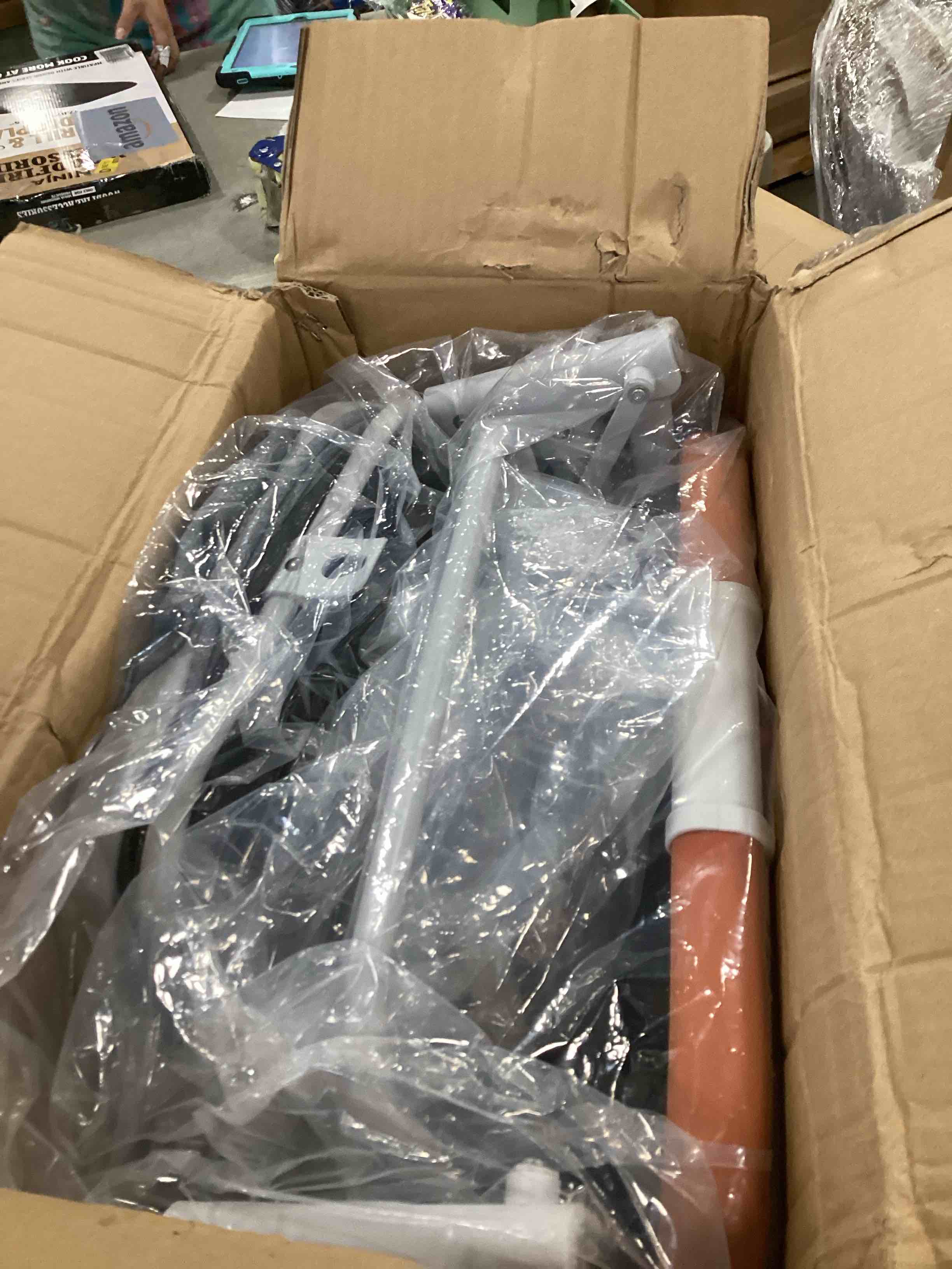 https://s3.amazonaws.com/lotting-images-prod/bidfta/PNK0114076_1727276177781.jpeg