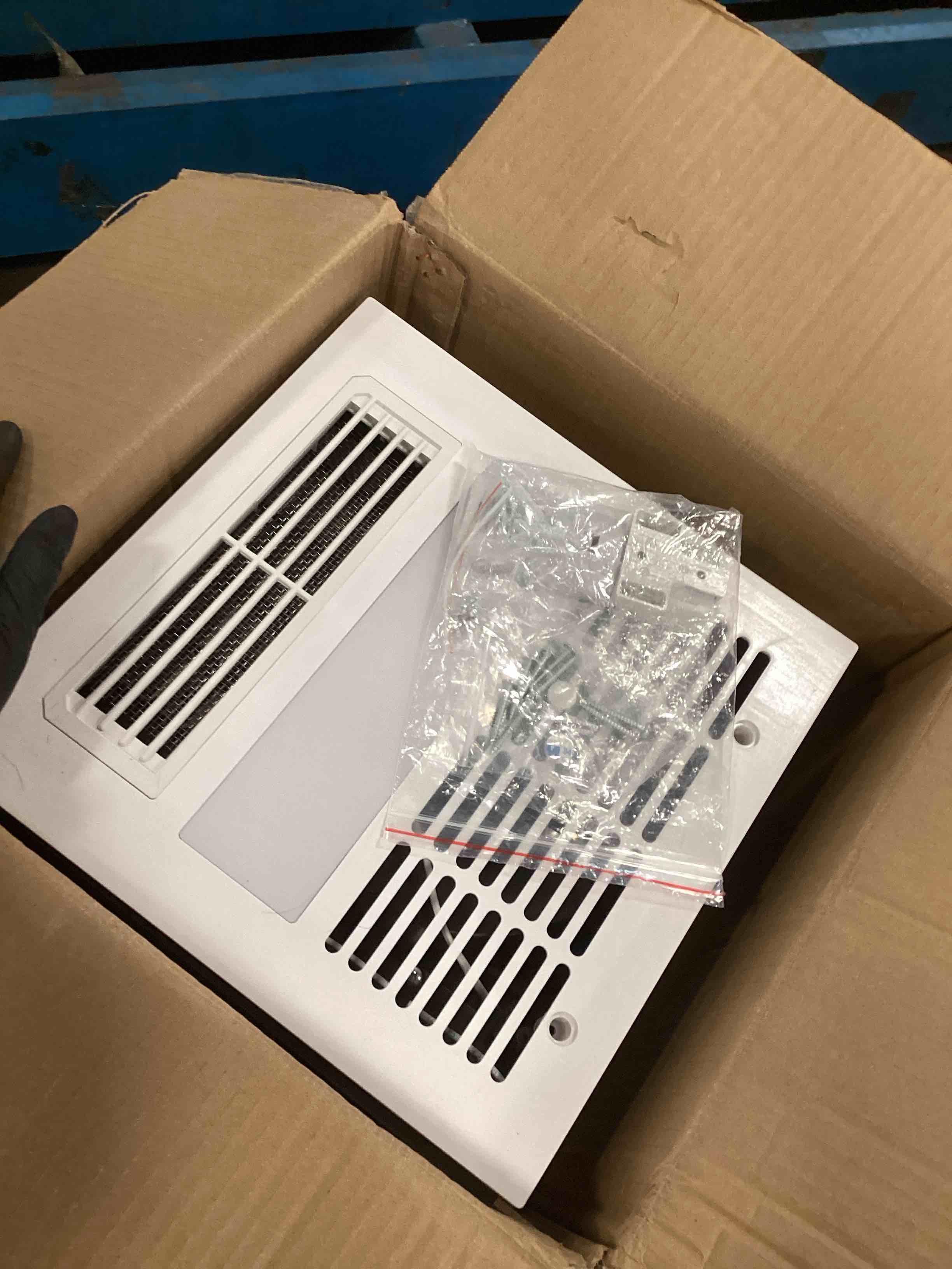 https://s3.amazonaws.com/lotting-images-prod/bidfta/PNK0117075_1723573991234.jpeg