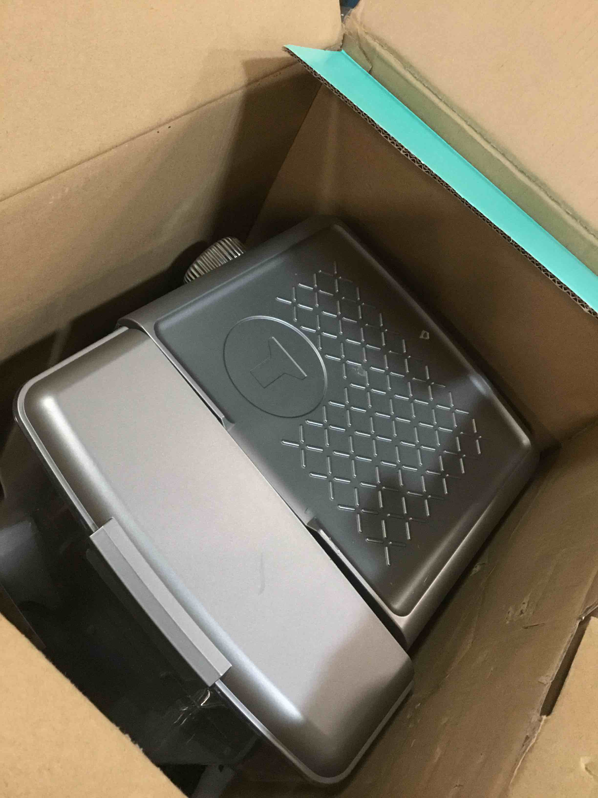 https://s3.amazonaws.com/lotting-images-prod/bidfta/PNK0136793_1724179031715.jpeg