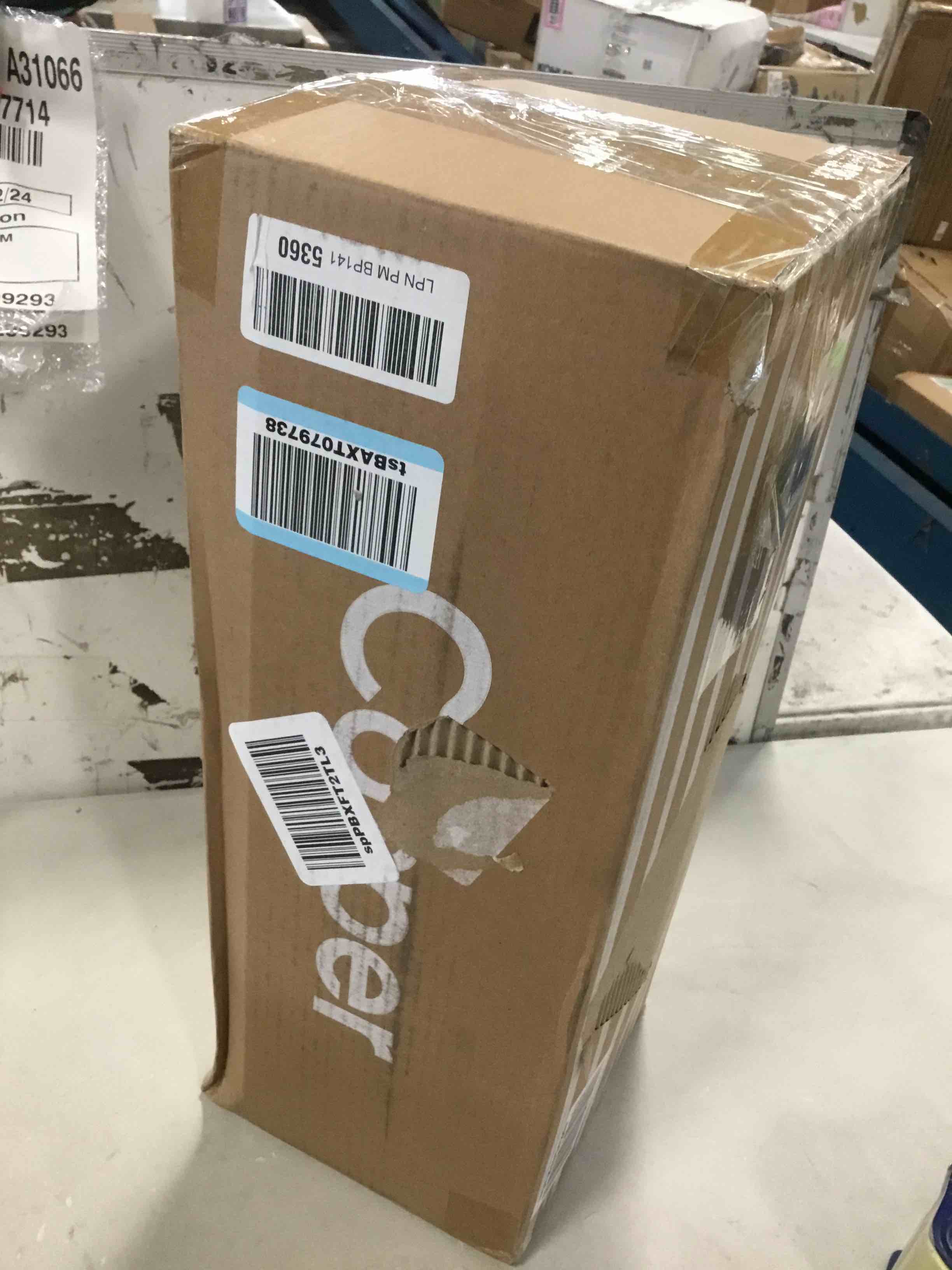https://s3.amazonaws.com/lotting-images-prod/bidfta/PNK0137600_1723731929764.jpeg