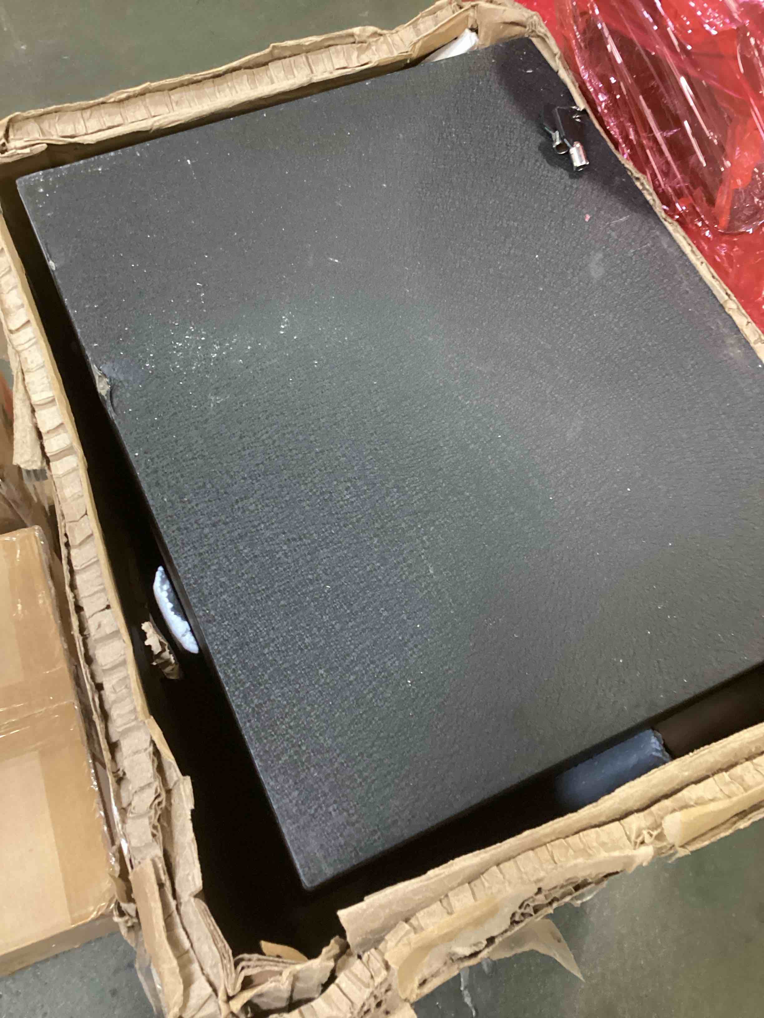 https://s3.amazonaws.com/lotting-images-prod/bidfta/PNK0141217_1724097209340.jpeg