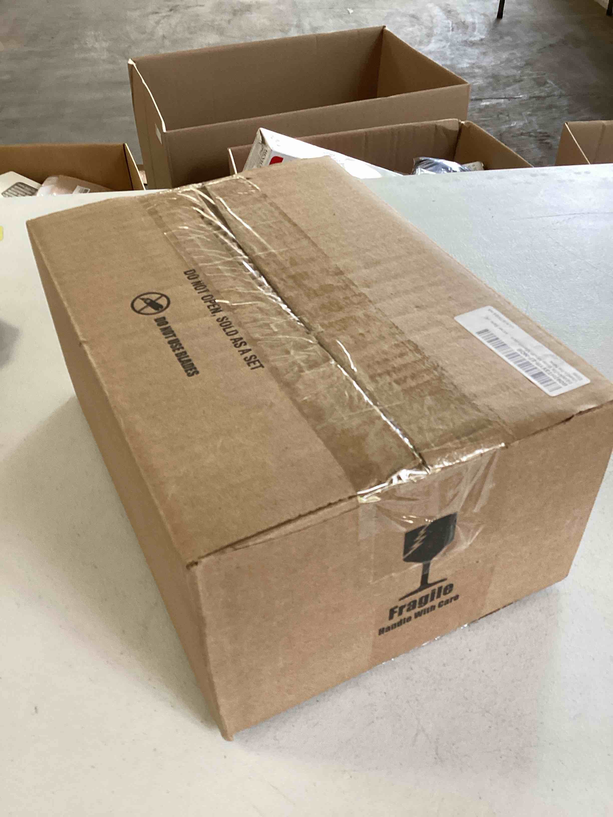 https://s3.amazonaws.com/lotting-images-prod/bidfta/PNK0179662_1724957012314.jpeg