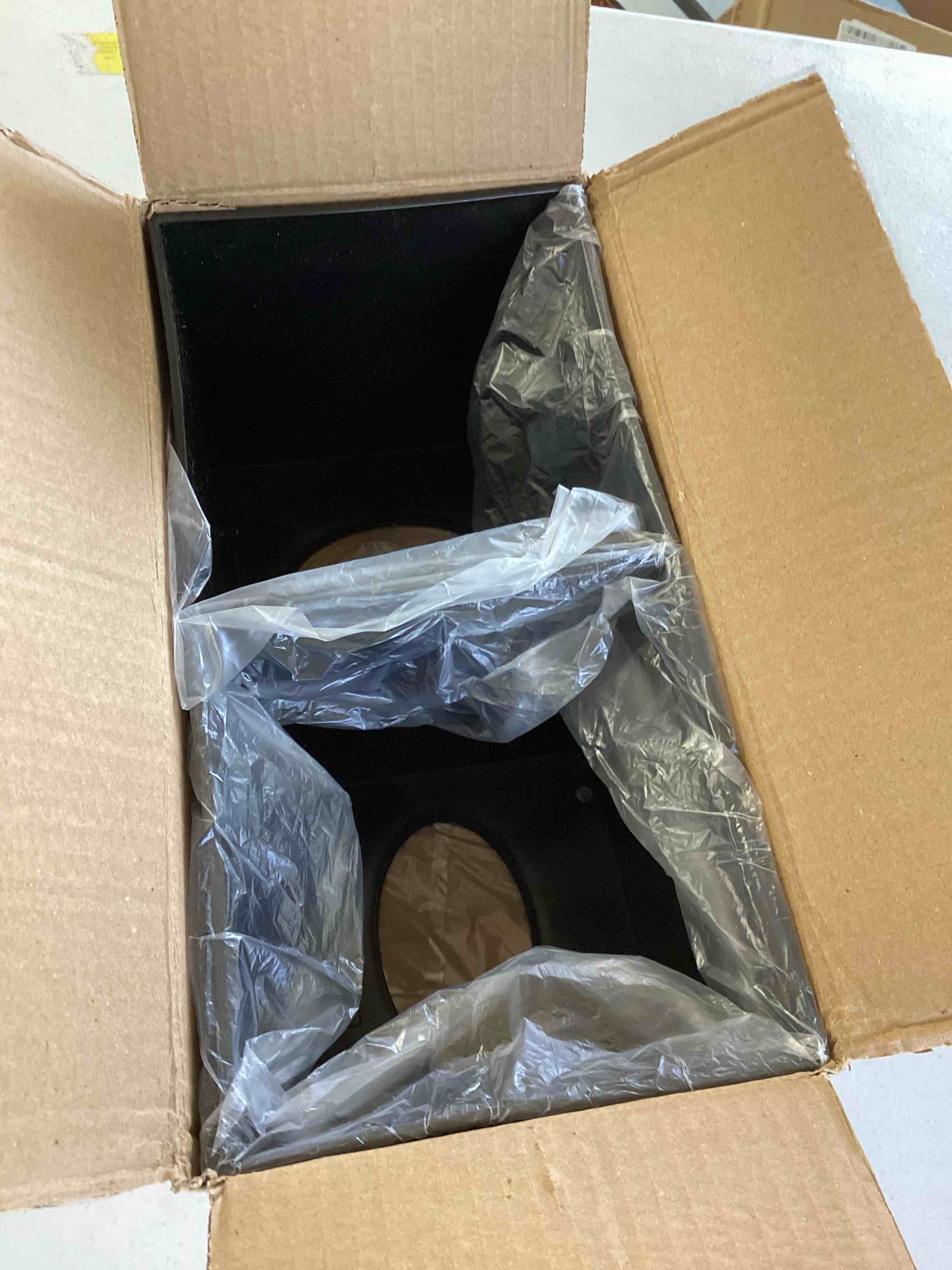 https://s3.amazonaws.com/lotting-images-prod/bidfta/PNK0179932_1724869652625.jpeg