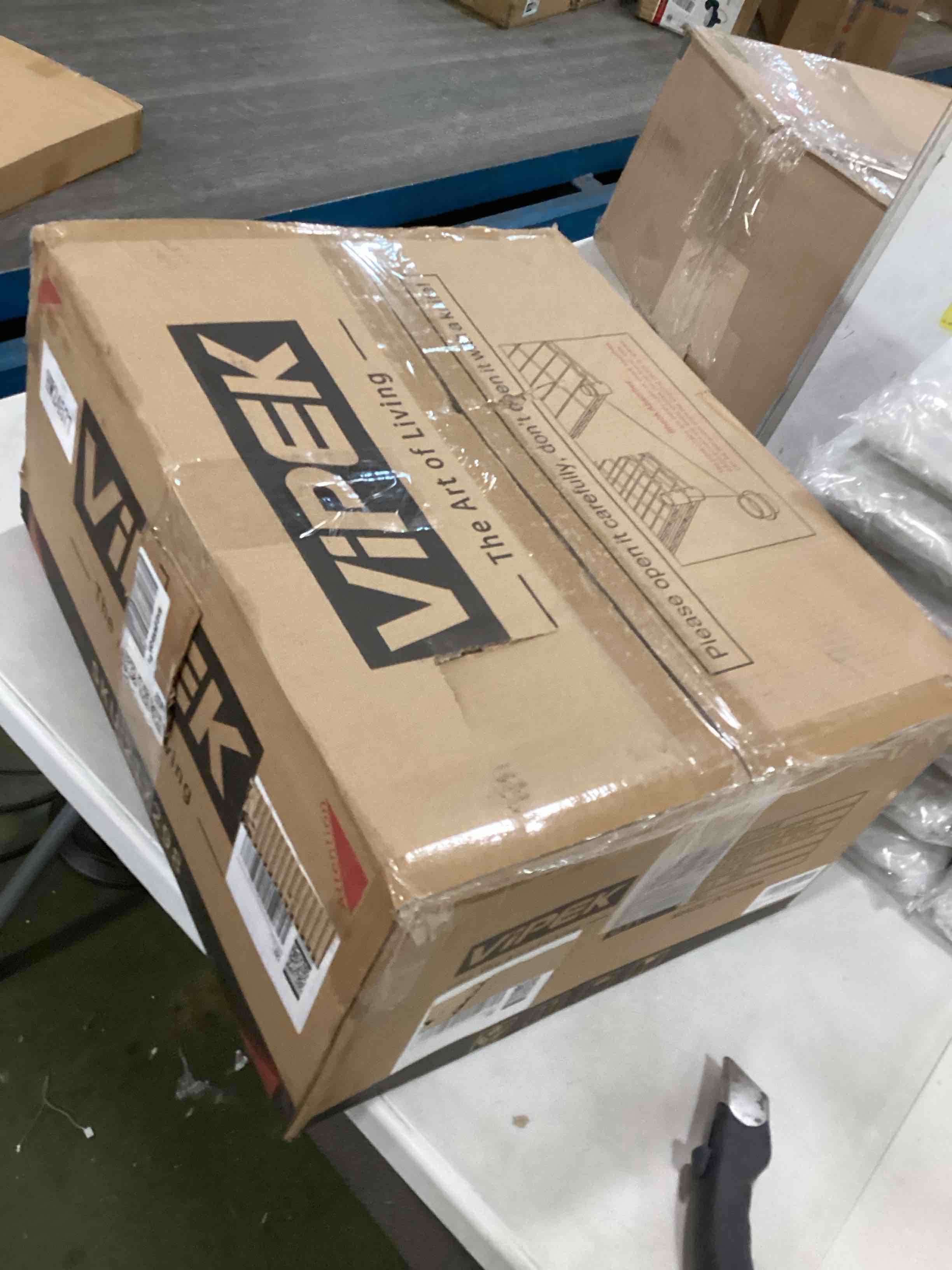 https://s3.amazonaws.com/lotting-images-prod/bidfta/PNK0180009_1725969321683.jpeg