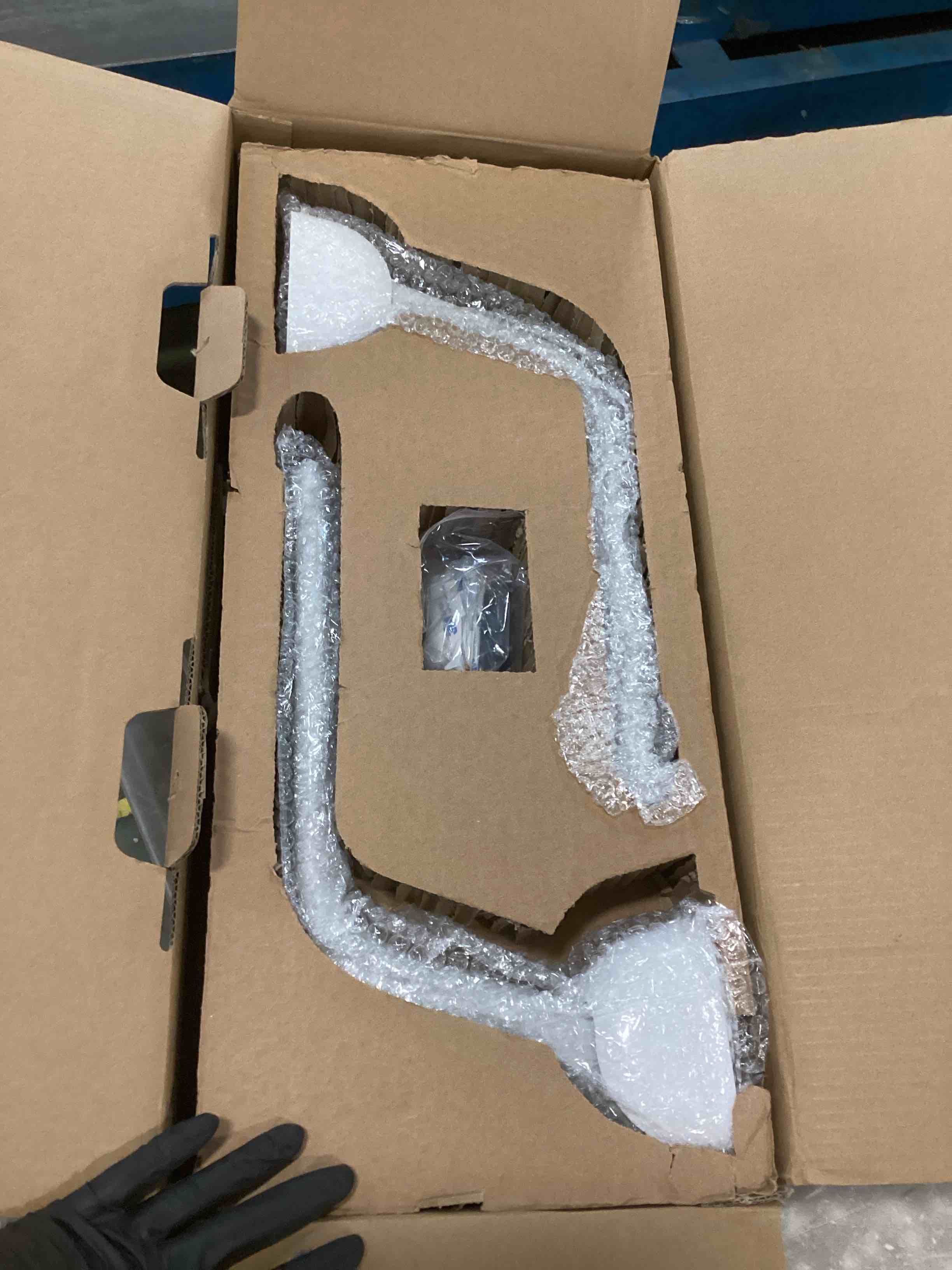 https://s3.amazonaws.com/lotting-images-prod/bidfta/PNK0181837_1724789525473.jpeg