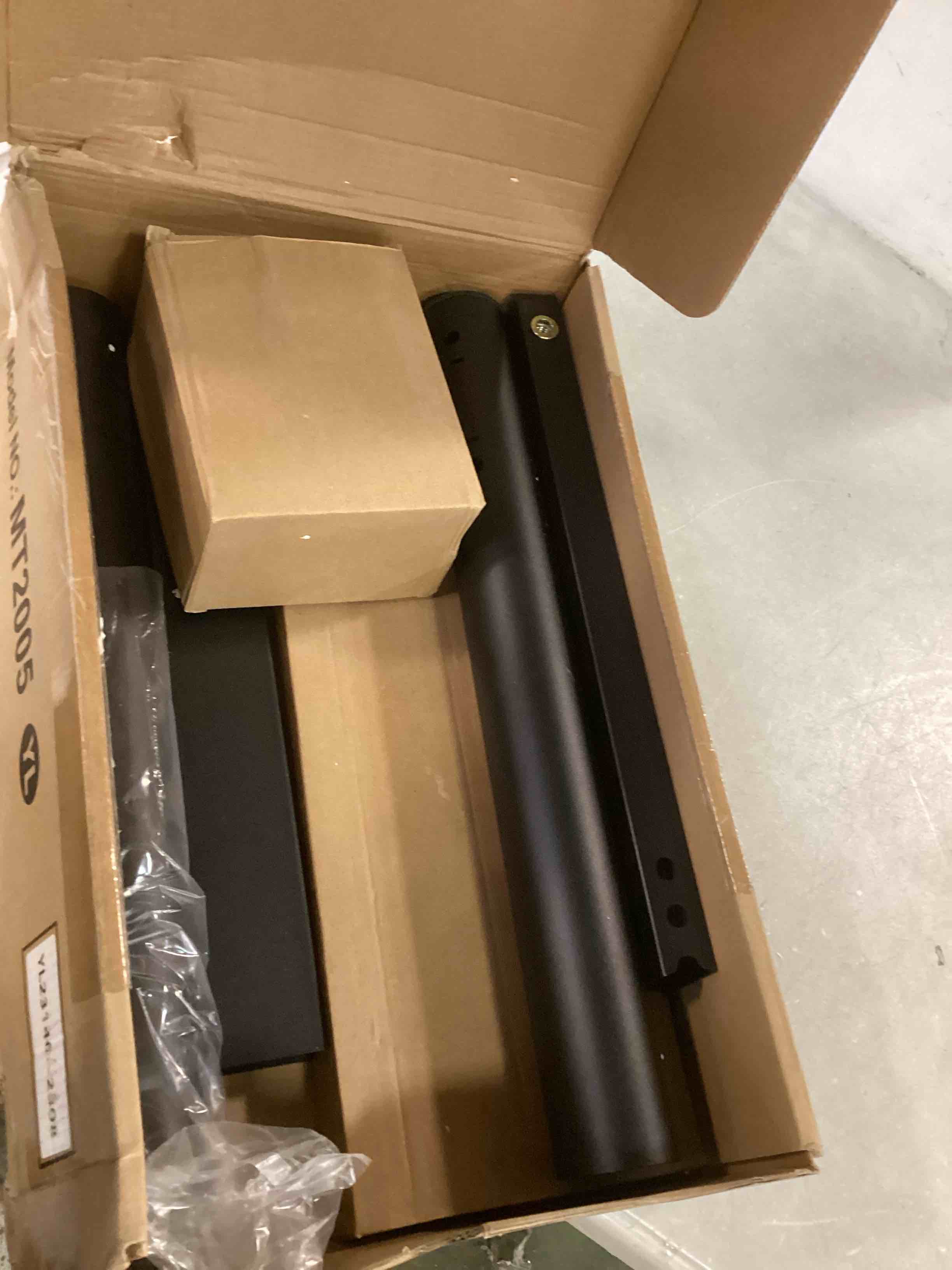 https://s3.amazonaws.com/lotting-images-prod/bidfta/PNK0195153_1727120230080.jpeg