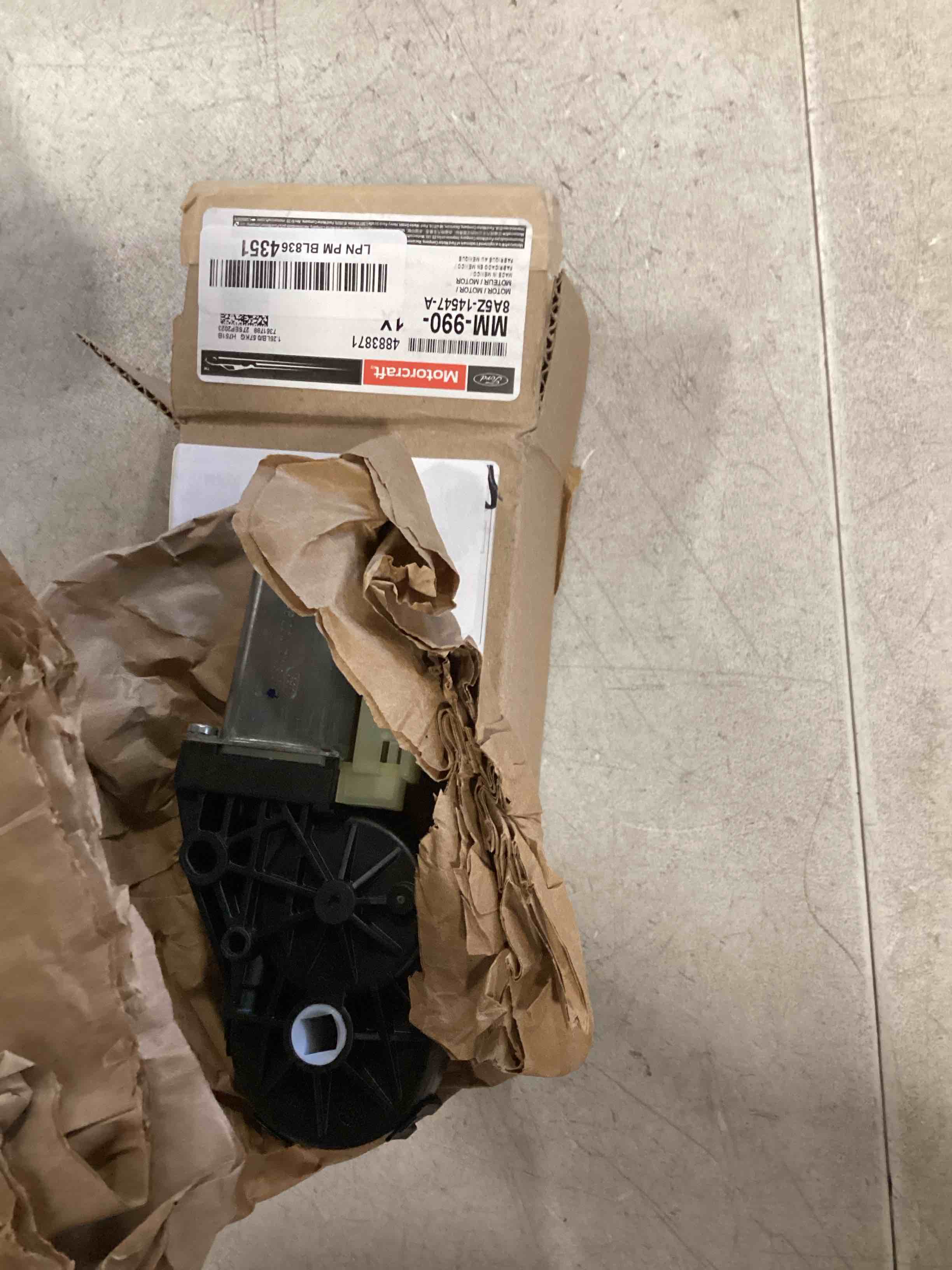 https://s3.amazonaws.com/lotting-images-prod/bidfta/PNK0198269_1726490051483.jpeg