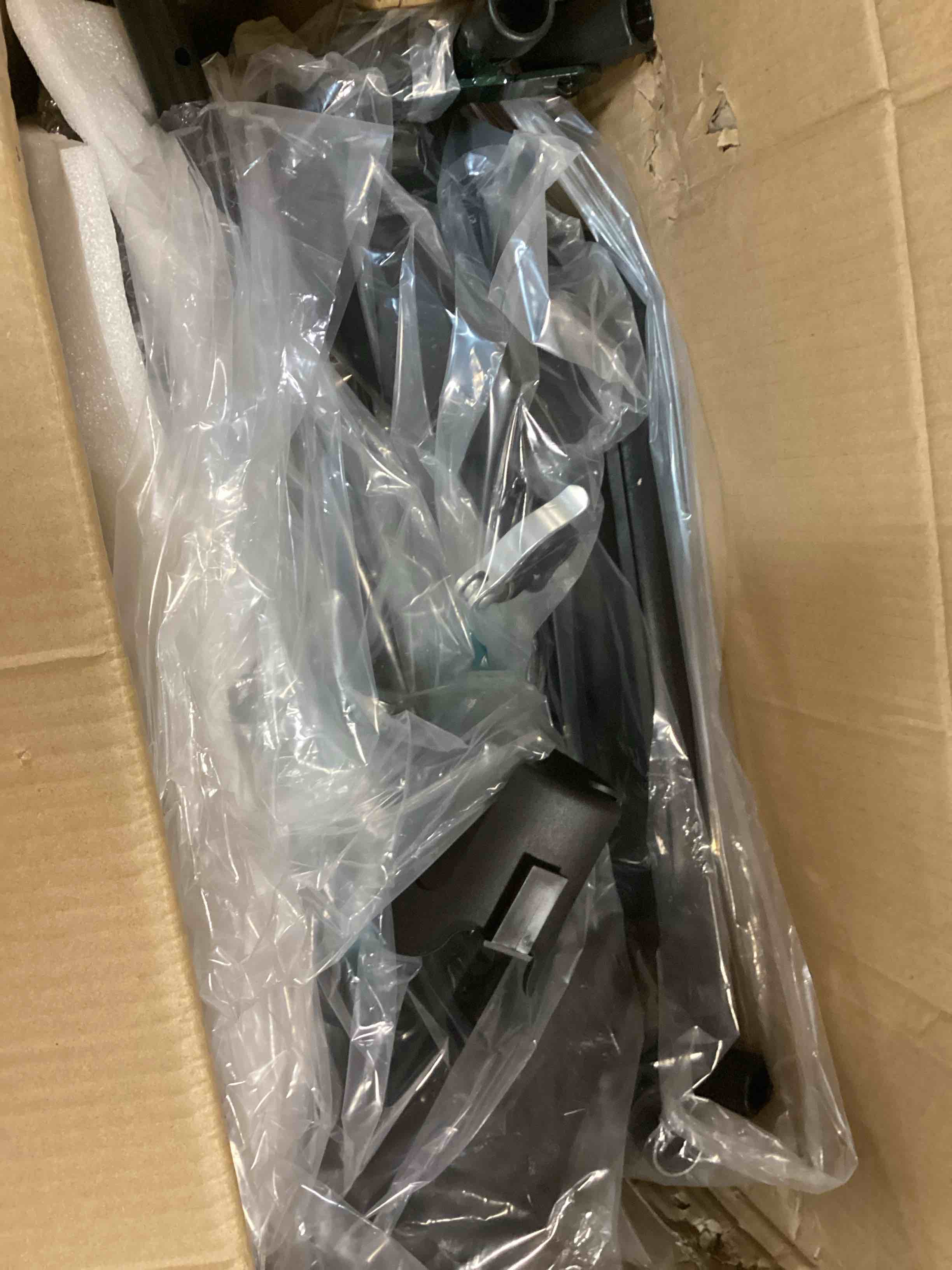 https://s3.amazonaws.com/lotting-images-prod/bidfta/PNK0201097_1725634356065.jpeg