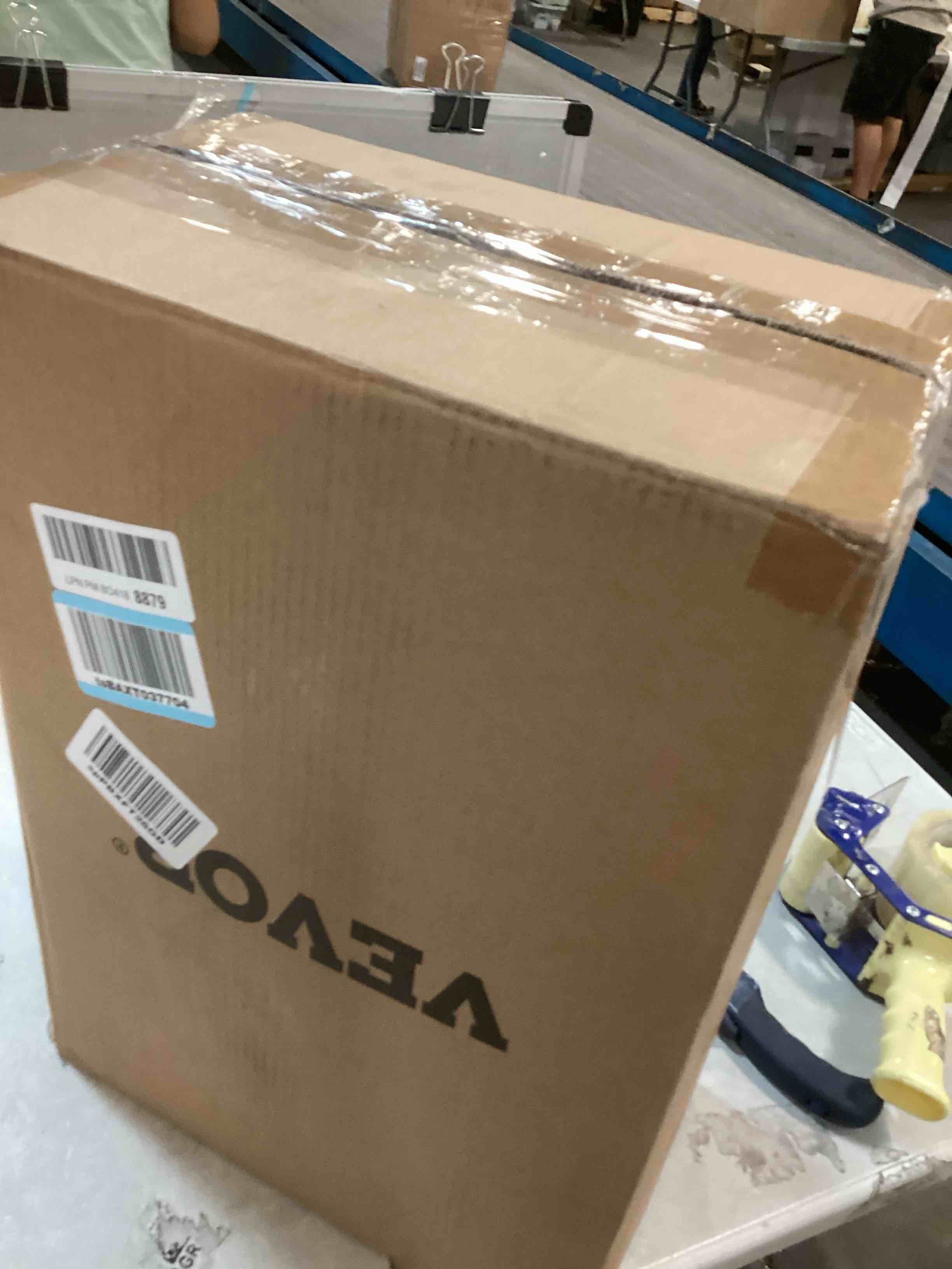 https://s3.amazonaws.com/lotting-images-prod/bidfta/PNK0204200_1725968071529.jpeg