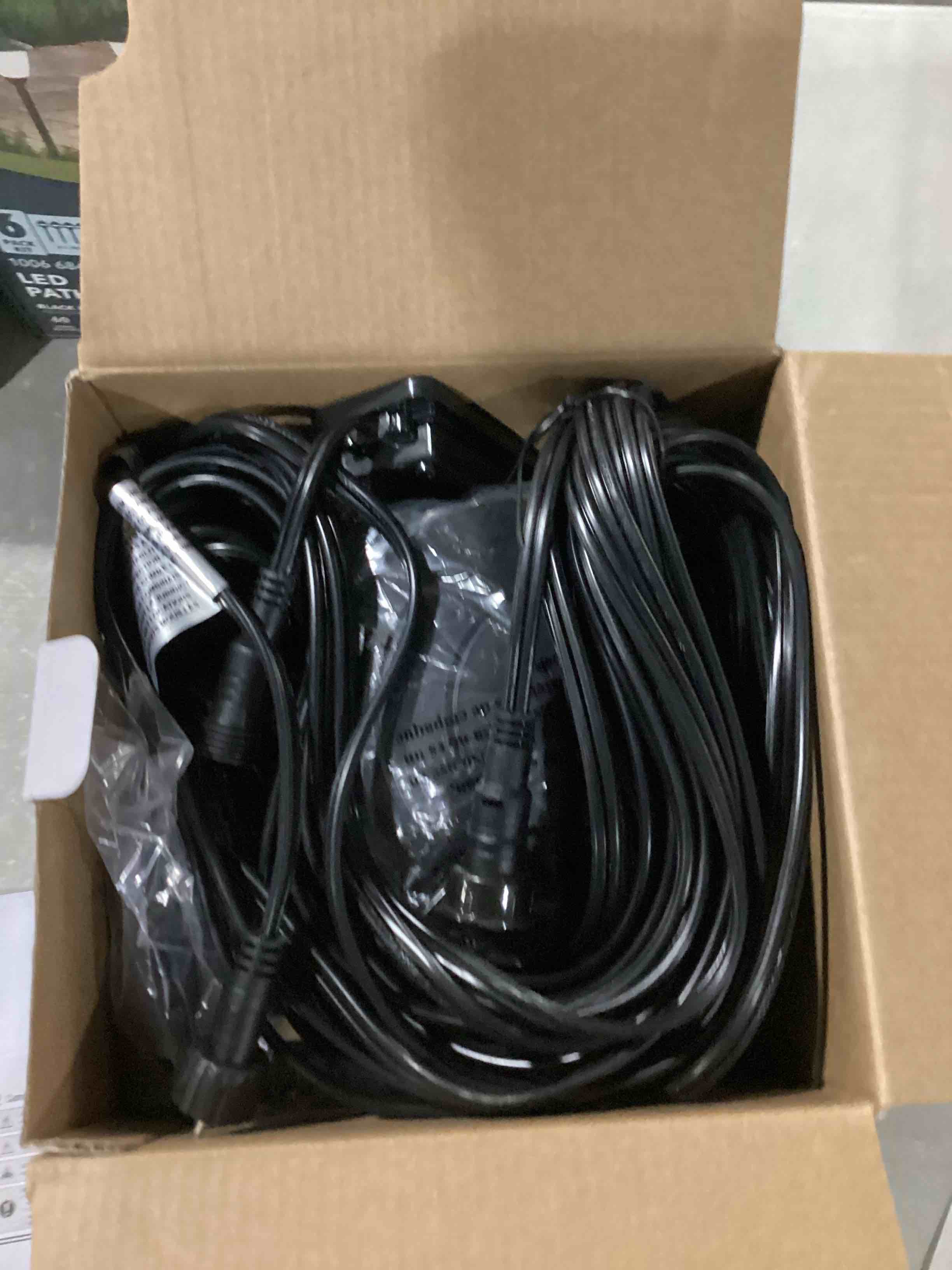 https://s3.amazonaws.com/lotting-images-prod/bidfta/PNK0216202_1738853191363.jpeg