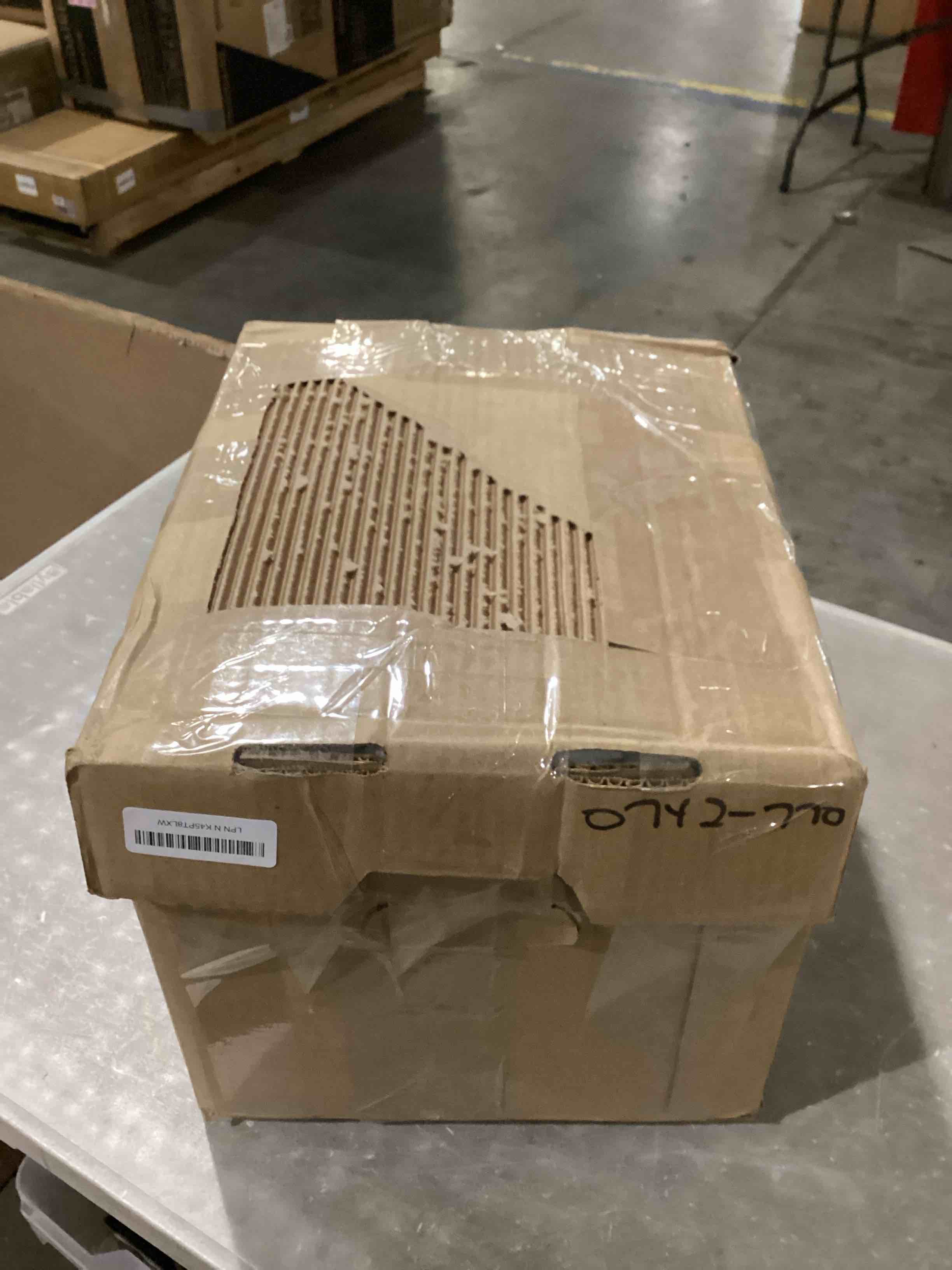 https://s3.amazonaws.com/lotting-images-prod/bidfta/PNK0216502_1738677431329.jpeg